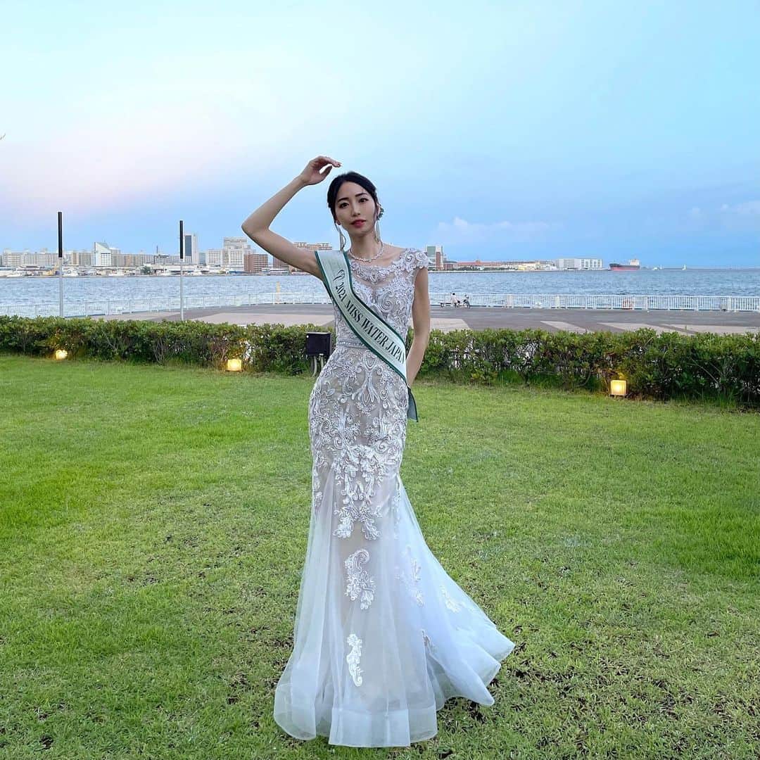 藤田麻里のインスタグラム：「2021年度ミスアースジャパン日本大会において 2021 Miss Water Japan を受賞させて頂きました。  目指していたのは世界へ行くことだったので結果を受け入れるまでに時間がかかってしまいましたが、日本大会の舞台に立てたこと、自分と戦い続けた日々、素晴らしいファイナリスト26名と出会えたことは私にとって人生の宝物です。  この気持ちを忘れず更に強く精進して参ります🥰  大阪大会に続き、日本大会のドレスも @kobekitanofellini.wedding 様にお世話になりました👗 自信を持って歩くことができたのも金子様のお陰です✨  応援して下さった皆様、今大会を開催するにあたり 関わって下さった全ての関係者の皆様に心から感謝申し上げます。  そして何より二人三脚で共に戦ってくれたお母さん。  お母さんなしでは舞台に立つことすらできなかったかもしれない。 全てのサポートをしてくれて本当にありがとう。  2021 Miss Eearth Japan 大阪代表  2021 Miss Water Japan としての任務を 精一杯努めて参ります✨  いつも通りまた撮影が続くので お仕事も頑張ります🥰💪  オリンピックもついに始まったね！頑張れ日本🇯🇵」
