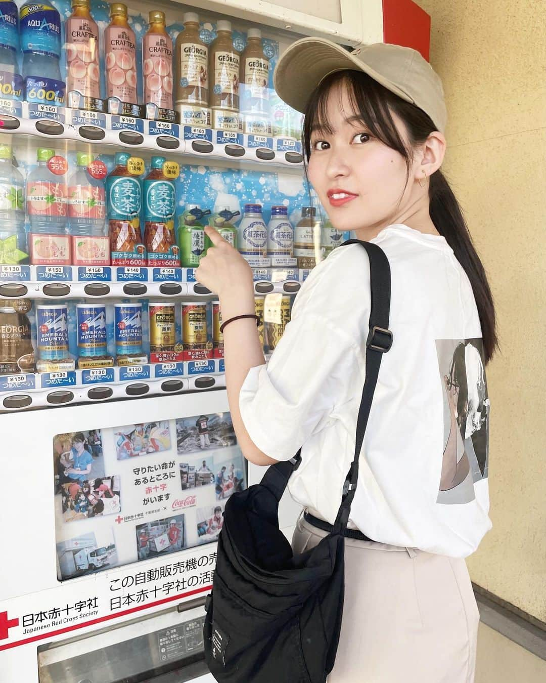 未梨一花さんのインスタグラム写真 - (未梨一花Instagram)「買ってあげる〜     あ、売り切れだって🍵     このTシャツも以前載せた @nekokawaii1012 さんのイラスト デザイン違いです‪‪‪‪☺︎  かわいいし着心地も良くてさいこう💕     キャップは以前ファンの方から頂きました お気に入り🍒      #かわいい屋さん #イラスト #休日 #休日コーデ #私服 #tシャツ #キャップ #ミニスカート #夏 #夏コーデ #自販機 #みりいちコーデ」7月26日 19時02分 - 1ka__3ri