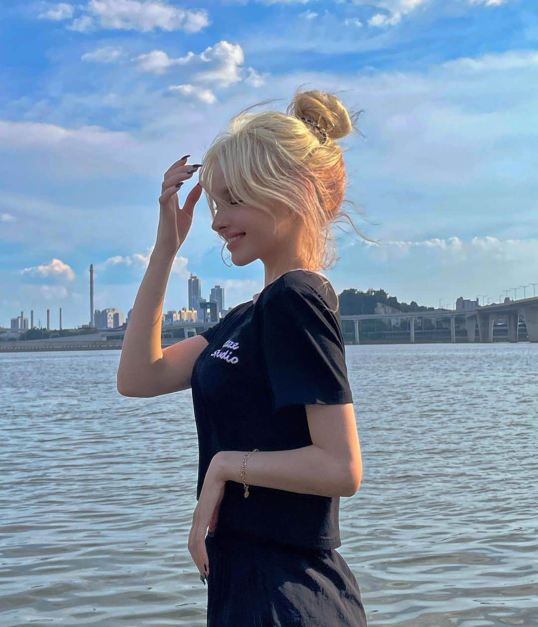 Elina 엘리나 (エリナ) さんのインスタグラム写真 - (Elina 엘리나 (エリナ) Instagram)「산책 🌉 I don't see nobody but you 🎵」7月26日 19時33分 - elina_4_22