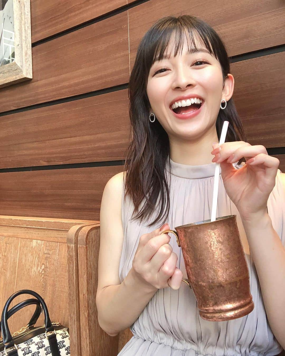 山本里菜さんのインスタグラム写真 - (山本里菜Instagram)「. ちゅーーーっと🥤 母とカフェで楽しく女子トーク❤︎  #カフェ　#テラス席　#母　#女子トーク　#山本里菜」7月26日 19時44分 - rinayamamoto_0622