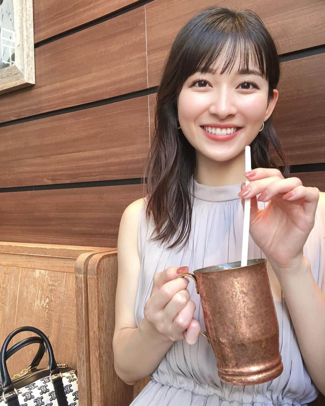 山本里菜さんのインスタグラム写真 - (山本里菜Instagram)「. ちゅーーーっと🥤 母とカフェで楽しく女子トーク❤︎  #カフェ　#テラス席　#母　#女子トーク　#山本里菜」7月26日 19時44分 - rinayamamoto_0622