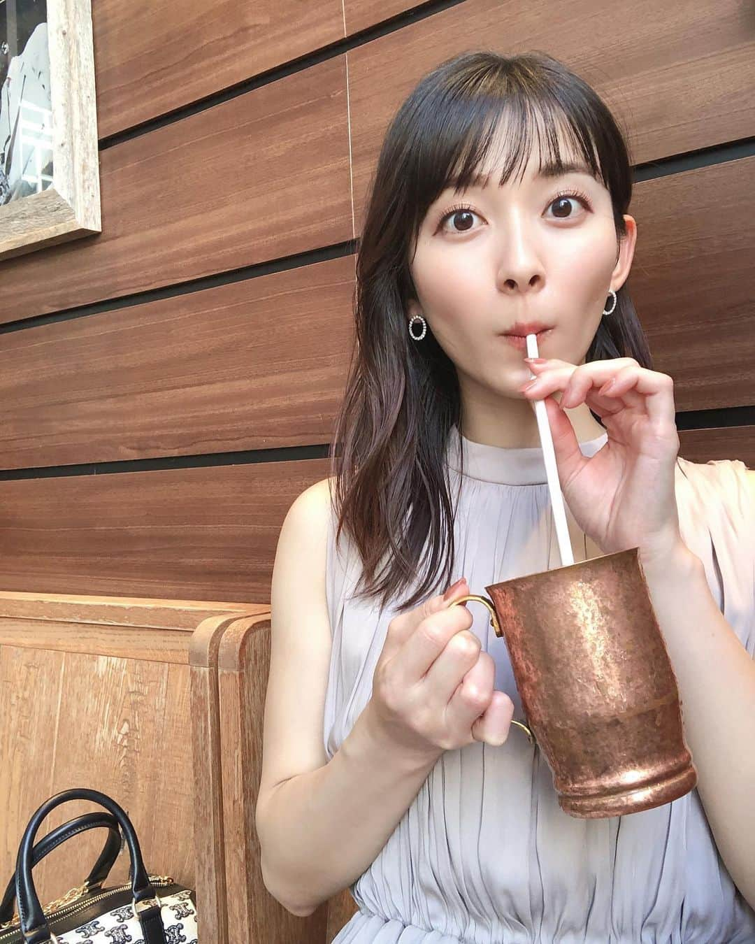 山本里菜さんのインスタグラム写真 - (山本里菜Instagram)「. ちゅーーーっと🥤 母とカフェで楽しく女子トーク❤︎  #カフェ　#テラス席　#母　#女子トーク　#山本里菜」7月26日 19時44分 - rinayamamoto_0622