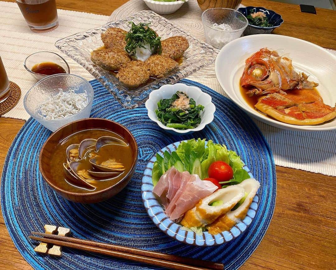 のインスタグラム：「#おうちごはん ☺︎ ・ 金目鯛の煮付けと、 ミニ和風豆腐ハンバーグ🥢 豆腐のおかげでふわふわで ヘルシーだけどジューシー🙆🏻‍♀️ 毎日暑い日が続くので、 さっぱり系の和風ソースにしました✨ 大根おろしと大葉がいいアクセントに🌿 ぜひおすすめです〜☺︎ ・ ・ 最近よく育児の質問を頂くのですが、 変わらず元気にしてます☺️🤍 自分の好きなお料理やお菓子作りが 育児のいい息抜きになってます😙 顔を見て、にやーっと笑ったり お喋りしてるかのように声を出したり 娘の毎日の成長が楽しい👶🏻❤️ #おうちごはん#手作りご飯 #料理#クッキングラム#cooking #趣味#asakitchen #女の子ママ#ベビスタグラム #子育てぐらむ#子育てグラム」
