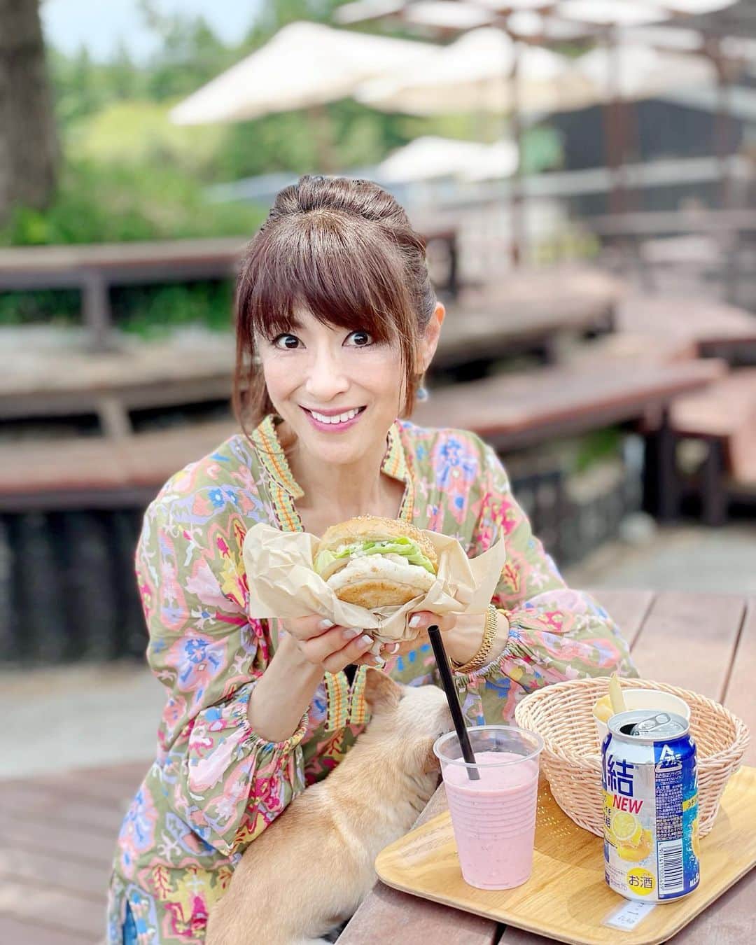 山田佳子さんのインスタグラム写真 - (山田佳子Instagram)「自然の中で食べるハンバーガー、最高ー🍔😍👍 ⁡ #いいお天気 #自然に囲まれて #淡路牛バーガー  #ハンバーガー #玉ねぎが甘い #😋💕 #美味しい #いちごスムージー #カントリーガーデン #淡路島」7月26日 20時01分 - yoshiko117