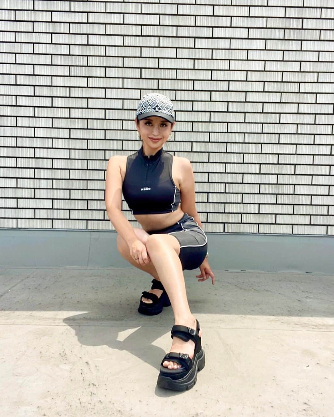 PINKYのインスタグラム：「STUDIO.R330🖤  Rolaさん @rolaofficial のブランド @studior330 のトレーニングウェアに一目惚れ😍  ウェアの機能性やデザインが素敵なのは勿論、 売り上げの一部を様々な社会貢献活動に充当されている素晴らしい会社🌏👏✨  これからはこのようなサスティナブルなブランドのお洋服を積極的に着て、応援したいです🌱🌈✨  @rolaofficial @studior330  ご縁に感謝🙏❤️✨  ・・・  #love #happy #family #momlife #ootd #studior330 #rolaofficial #sustainablefashion」