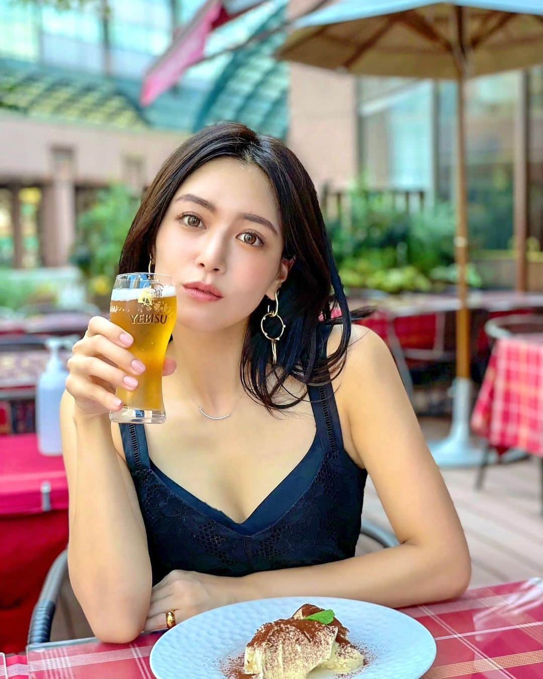 石井里奈さんのインスタグラム写真 - (石井里奈Instagram)「こんばんは✨ . 今夜はりなログ@恵比寿💓 . 先日紹介したパリコーデで、テラスでティラミスとビール🍻💕 ビールはノンアルコールですが、暑い日は何でもビールは美味しい❣️ . ティラミスもふわふわ🍰 幸せおやつでした🍀 . あと人生で初めて #リアル脱出ゲーム へ💕約束のネバーランドの設定の脱出ゲーム❣️普通より少し簡単なレベルでデビュー戦にピッタリ！ 想像以上にすっごくよく作られてて謎が解けた時の爽快感が最高に楽しかった❣️ コロナ対策もしっかりされてて安心して楽しめたので、ぜひみんなも行ったら感想教えてね❣️私もハマりそうです🕶 @scrap_official_insta  . ちなみにこのファンデは @ipsa_jp の諭吉ファンデ✨カバー力🙆‍♀️ 今日もおつかれさまでした💓 . #りなまるグルメ #tarajarmon #パリ #パリジェンヌ #パリ旅行 #脱出ゲーム #約束のネバーランド #約ネバ #paris #parisienne #ゲーム #ゲーム女子 #謎解き #ティラミス #ビール #beer #ビール女子 #gameroom #realescapegame #blackdress #黒ドレス #ipsa #イプサ #デコルテ #夏コーデ #テラス #恵比寿ガーデンプレイス #japanesegirl #visitjapanjp」7月26日 20時17分 - ri7tin1025