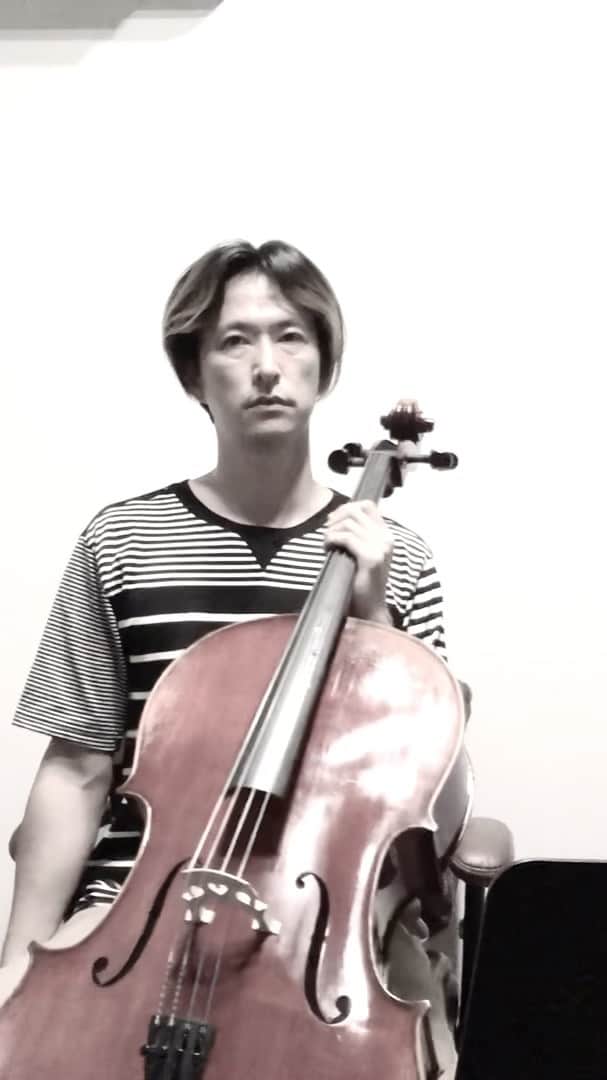 秋山真太郎のインスタグラム：「350日目✨Day350✨ If a 38-year-old man who can't read musical score suddenly starts playing the cello🎻 #チェロ#cello#첼로#클래식#望春風」