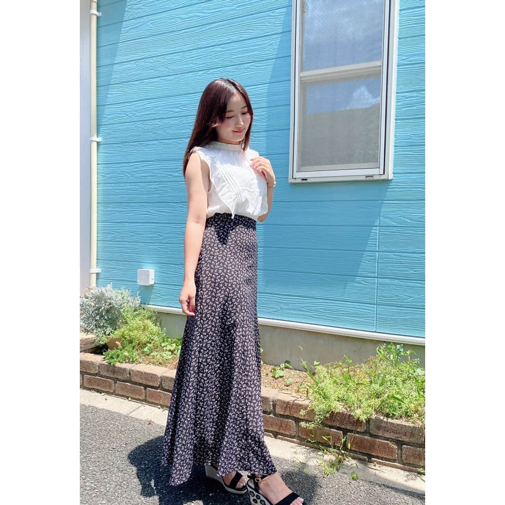 山下夏生のインスタグラム：「たまには私服紹介👗  natural coutureのスカートはスリムに見えるし大人っぽくてお気に入り♡ ハッシュタグ何つければいいか未だに分からないので何もつけない。笑」