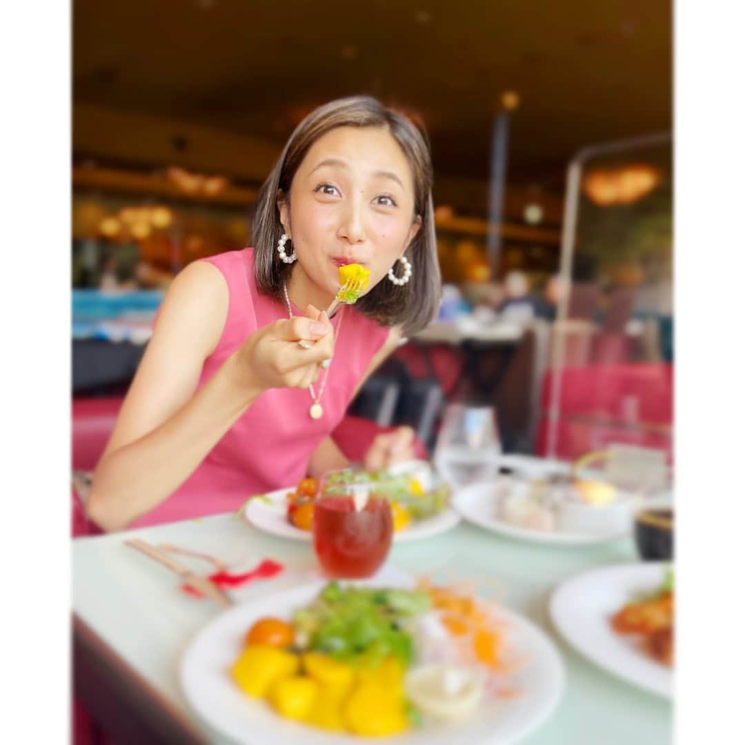 近藤夏子さんのインスタグラム写真 - (近藤夏子Instagram)「.    食べている時が一番幸せそう、と言われます。 食べることが大好きです☺️❤️ 　 いつも もぐもぐ、むしゃむしゃしてます。 　 　 　 . #毎日チートデイ」7月26日 20時20分 - kondokako0804