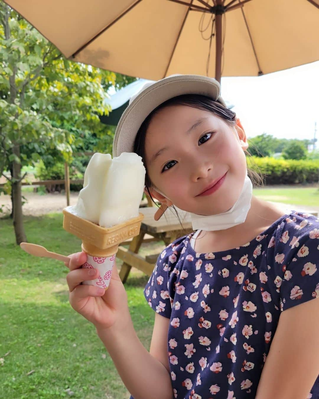 ひなのインスタグラム：「🧸𖤐⡱ 夏休みは子供たちと美味しいアイス巡り‪🍦‬♡ このジェラートはレモンシャーベットと ミルクのダブル💓 暑くなってきてアイス日和だなぁ😍🌺🌴🏖 . みなさんは夏休みどんな風に過ごしてますか？🌞♡」