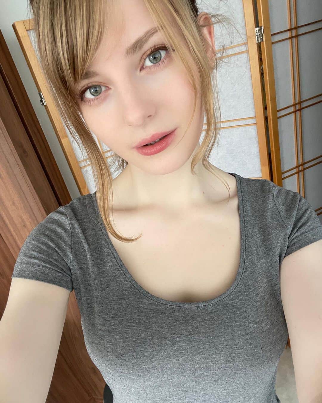 Ella Freyaのインスタグラム：「Feeling good today 😄 it hard building energy and stamina from zero.. it takes a lot of patience. But I’m looking forward to all the things I’ll be able to do from now ✨」
