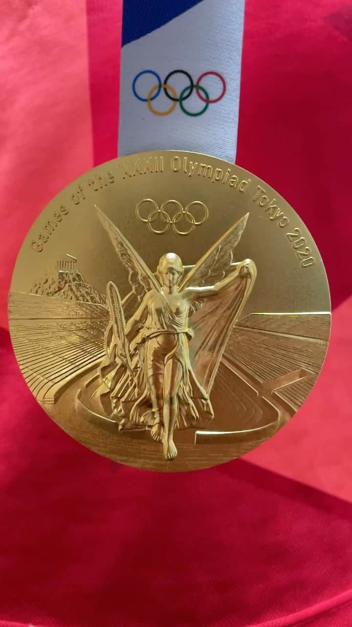 堀米雄斗のインスタグラム：「This is the Olympic gold medal🥇 I still can’t believe it!! 東京オリンピックで金メダル取りました🥇　未だに信じられないです！」