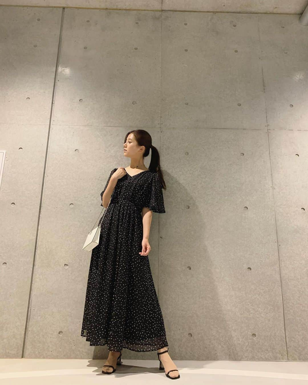 今井美桜さんのインスタグラム写真 - (今井美桜Instagram)「＊ 私服👗  ドット柄って子供っぽくなりがちだけど これはならないのが◎ サンダルは華奢なものに！ プチプラなのに痛くならないし可愛いのよね🥺  dress @and.couture  shoes @grl_official  bag @prada   #AndCouture #アンドクチュール #grl #グレイル #ファッション #私服 #コーデ #私服コーデ #今日のコーデ #全身コーデ #ノーマルカメラ #カジュアル #ロングスカート #プチプラ」7月26日 21時05分 - mio_ima49