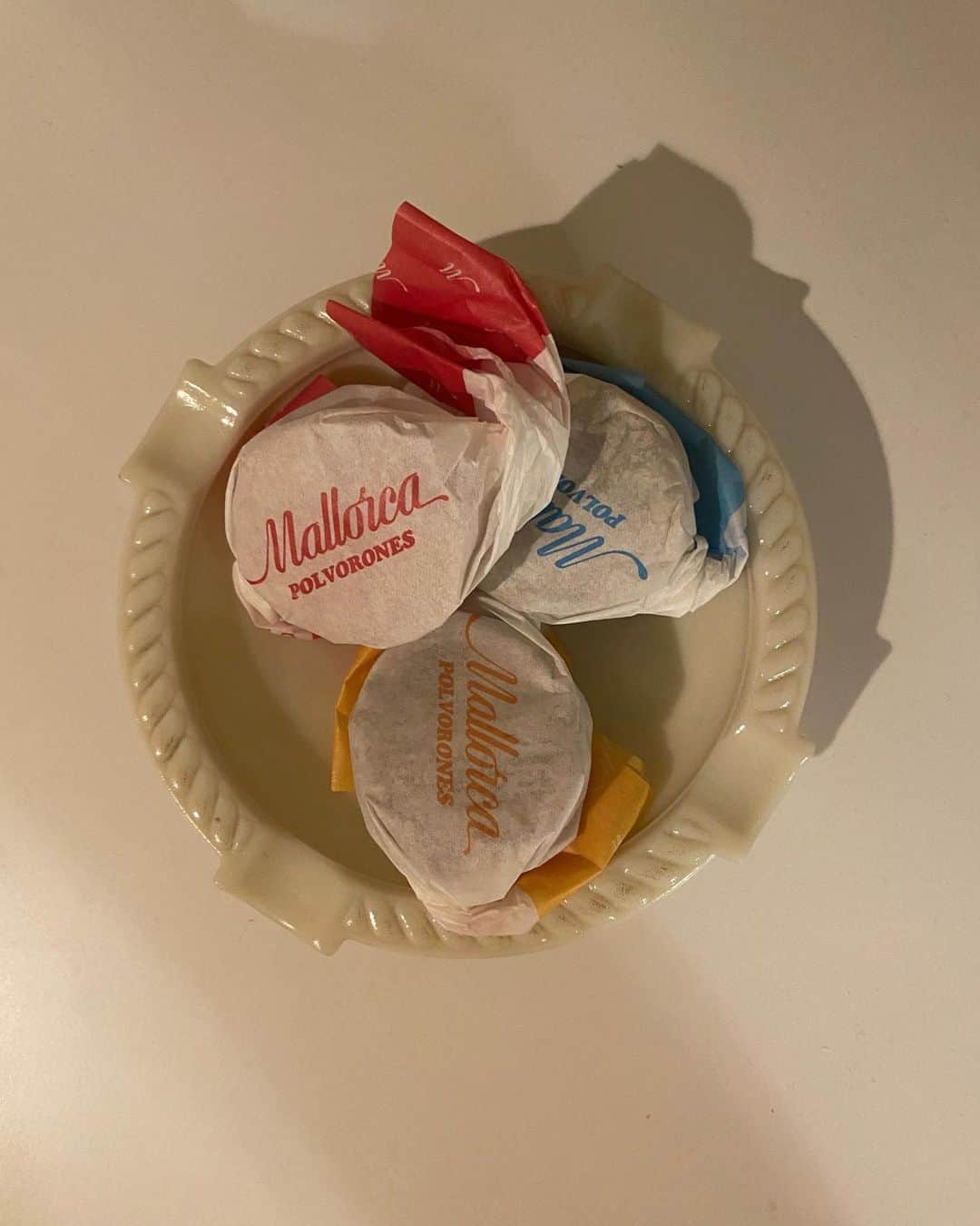 柴田紗希さんのインスタグラム写真 - (柴田紗希Instagram)「かわいいお菓子をもらったよ。 「ポルボロン」 スペインのアンダルシア地方の伝統菓子で口の中で崩れないうちに"ポルボロン"て３回連続で言えたら幸せになれるという伝説があるんだって♡ にや  今日は遅いので明日食べよう」7月26日 21時31分 - shibasaaki