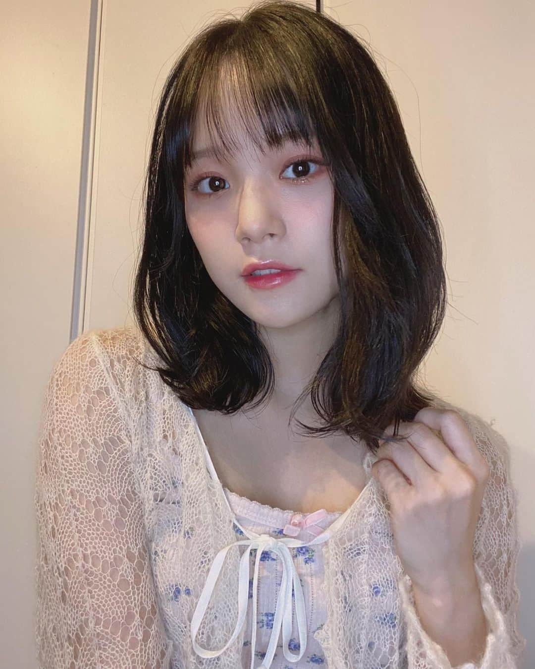 稲場愛香さんのインスタグラム写真 - (稲場愛香Instagram)「✂️ new hair 。.:＊・゜ ⁡ 髪を10センチ弱くらい切りました!! ⁡ ⁡ ミディアムまなかんもよろしくお願いします…🥺🙏🏻 ⁡ ⁡ #juicejuice #稲場愛香 #まなかん #アイドル #idol  #ハロプロ #ヘアカット #ミディアム #鎖骨メディ #暗髪カラー #ドキドキ #そわそわ #ヘアアレンジ #勉強しないと 👩🏻」7月26日 21時34分 - manaka_inaba.official