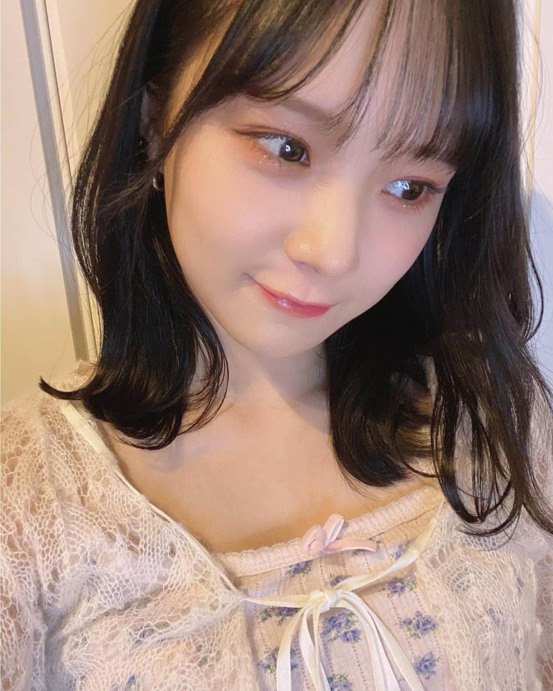 稲場愛香さんのインスタグラム写真 - (稲場愛香Instagram)「✂️ new hair 。.:＊・゜ ⁡ 髪を10センチ弱くらい切りました!! ⁡ ⁡ ミディアムまなかんもよろしくお願いします…🥺🙏🏻 ⁡ ⁡ #juicejuice #稲場愛香 #まなかん #アイドル #idol  #ハロプロ #ヘアカット #ミディアム #鎖骨メディ #暗髪カラー #ドキドキ #そわそわ #ヘアアレンジ #勉強しないと 👩🏻」7月26日 21時34分 - manaka_inaba.official