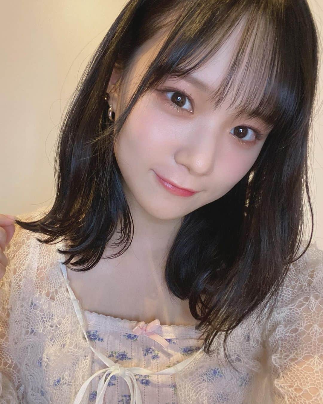 稲場愛香さんのインスタグラム写真 - (稲場愛香Instagram)「✂️ new hair 。.:＊・゜ ⁡ 髪を10センチ弱くらい切りました!! ⁡ ⁡ ミディアムまなかんもよろしくお願いします…🥺🙏🏻 ⁡ ⁡ #juicejuice #稲場愛香 #まなかん #アイドル #idol  #ハロプロ #ヘアカット #ミディアム #鎖骨メディ #暗髪カラー #ドキドキ #そわそわ #ヘアアレンジ #勉強しないと 👩🏻」7月26日 21時34分 - manaka_inaba.official