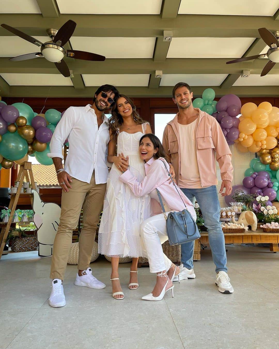 Jonas Sulzbachのインスタグラム：「E é meninaaa! Que alegriaaaa! Que a Bella venha cheia de saúde e que Deus ilumine e abençoe sempre a vida de vocês família que amo. Não tenho dúvidas que vocês serão pais incríveis 💜 @tatybetin @lucasgil.mbt #Bella」