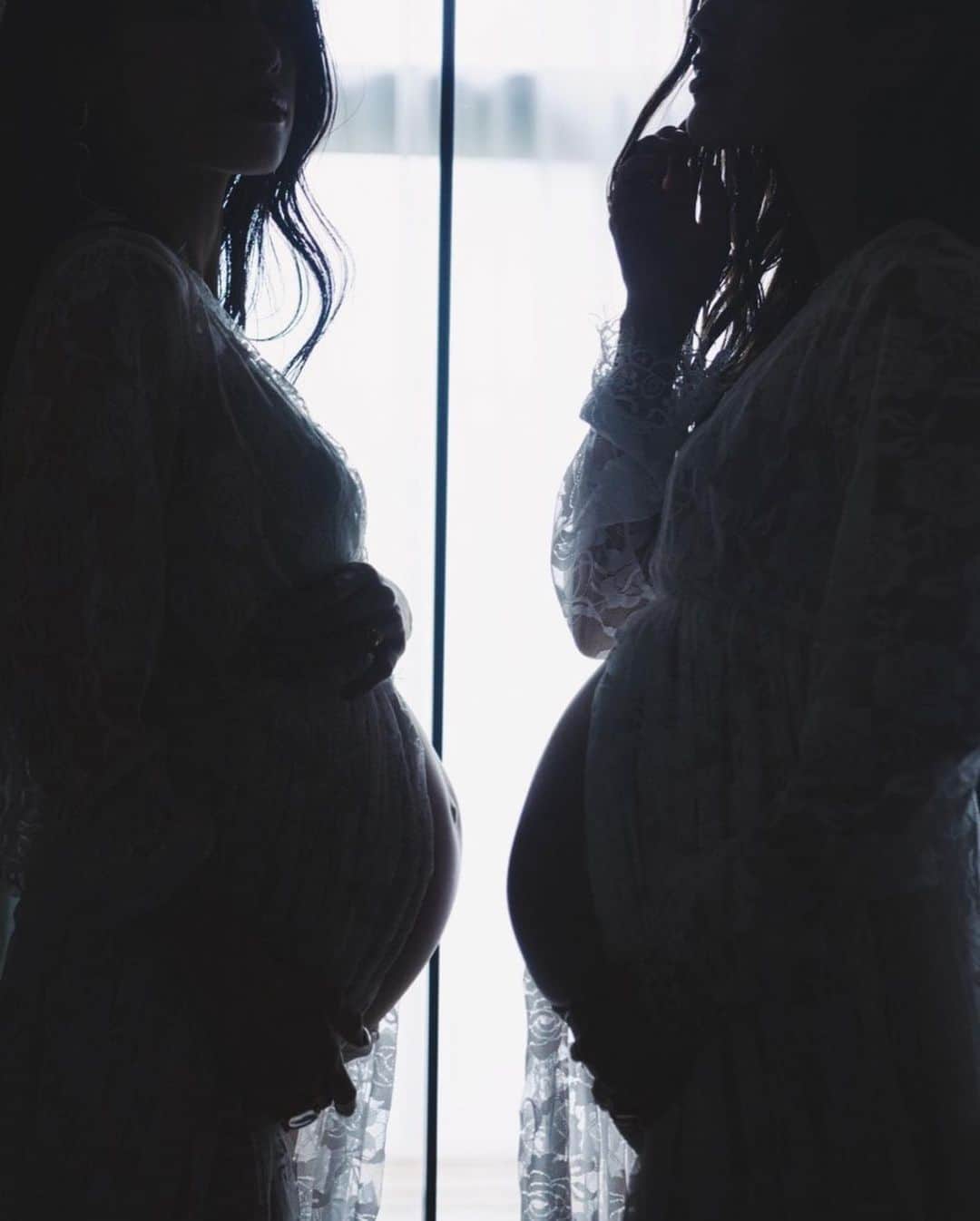 尾崎紗代子さんのインスタグラム写真 - (尾崎紗代子Instagram)「. 昨日あげた写真の @sanomaisanomai と二人バージョンの マタニティフォト。 10年以上の仲である佐野と 同時期に妊娠している奇跡🤰 私の方が2ヶ月程先に出産を迎える訳ですが 佐野の妊娠が発覚してから 妊娠中の身体の負担などを よく共有していて お陰様で少し気が楽になっています🤰  お互い元気な赤ちゃんが生まれますように！  なんだか大きなお腹が二つあるの 凄い絵面だ☺️笑  ーーーーーーーーーーーーーーー  ウェディングをプロデュースしている 超超超超超抜群のセンスをお持ちの @hautecouturedesign_ のチームに マタニティフォトを撮って頂きました😭❤️  ロケーション、衣装、撮影の全てを プロデュースして頂き、 私はノコノコとアホな顔で現場に来ただけで こんな素敵な写真を撮って頂いた（ ; ; ）❤️ マタニティーフォトで求めていた雰囲気の まさにドンピシャ！！ 本当に流石だなと思いました。 気になる方がいらっしゃいましたら お問い合わせ等は是非 @hautecouturedesign_ へお願いします😉❤️  📸 @yusukeyamaguma  💄 @junjun393  🏰 @trunkhotel   #momlife #mommylife #mommy  #育児 #男の子ママ #女の子ママ　#ママライフ  #4歳 #2歳  #二人育児 #motherof2 #motherhood  #family #familyphoto #2人育児 #3人育児  #マタニティーライフ #maternity #妊娠後期 #妊娠9ヶ月 #妊娠 #妊婦　#第三子妊娠中 #マタニティフォト撮影 #マタニティフォト #マタニティコーデ #maternityphoto #maternityphotography #pregnant #pregnancy」7月26日 21時44分 - osayo_osayo