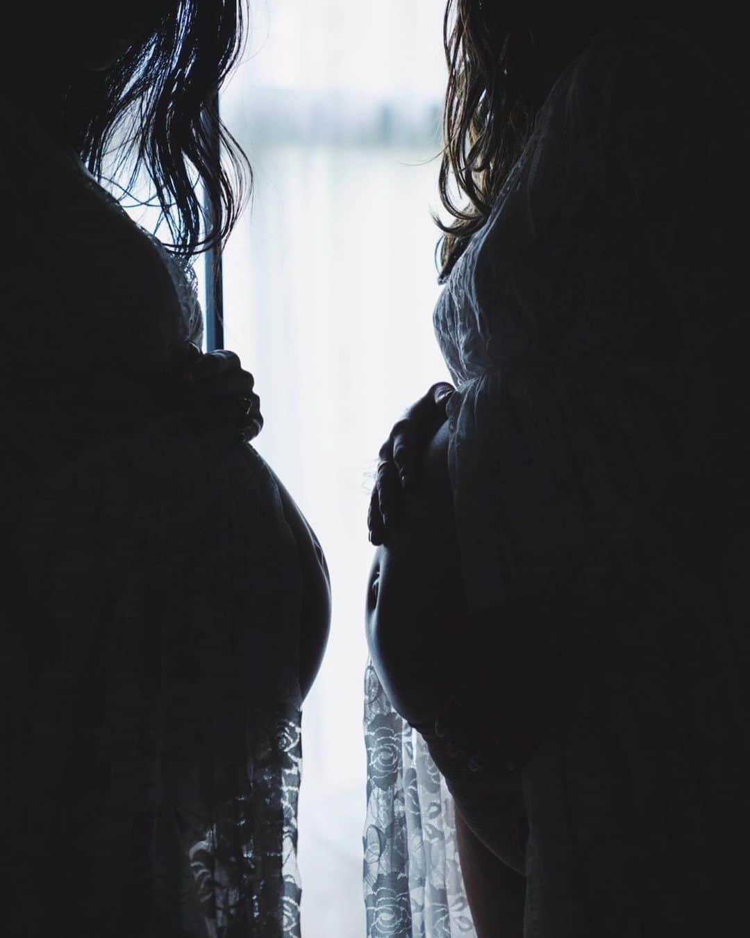 尾崎紗代子さんのインスタグラム写真 - (尾崎紗代子Instagram)「. 昨日あげた写真の @sanomaisanomai と二人バージョンの マタニティフォト。 10年以上の仲である佐野と 同時期に妊娠している奇跡🤰 私の方が2ヶ月程先に出産を迎える訳ですが 佐野の妊娠が発覚してから 妊娠中の身体の負担などを よく共有していて お陰様で少し気が楽になっています🤰  お互い元気な赤ちゃんが生まれますように！  なんだか大きなお腹が二つあるの 凄い絵面だ☺️笑  ーーーーーーーーーーーーーーー  ウェディングをプロデュースしている 超超超超超抜群のセンスをお持ちの @hautecouturedesign_ のチームに マタニティフォトを撮って頂きました😭❤️  ロケーション、衣装、撮影の全てを プロデュースして頂き、 私はノコノコとアホな顔で現場に来ただけで こんな素敵な写真を撮って頂いた（ ; ; ）❤️ マタニティーフォトで求めていた雰囲気の まさにドンピシャ！！ 本当に流石だなと思いました。 気になる方がいらっしゃいましたら お問い合わせ等は是非 @hautecouturedesign_ へお願いします😉❤️  📸 @yusukeyamaguma  💄 @junjun393  🏰 @trunkhotel   #momlife #mommylife #mommy  #育児 #男の子ママ #女の子ママ　#ママライフ  #4歳 #2歳  #二人育児 #motherof2 #motherhood  #family #familyphoto #2人育児 #3人育児  #マタニティーライフ #maternity #妊娠後期 #妊娠9ヶ月 #妊娠 #妊婦　#第三子妊娠中 #マタニティフォト撮影 #マタニティフォト #マタニティコーデ #maternityphoto #maternityphotography #pregnant #pregnancy」7月26日 21時44分 - osayo_osayo