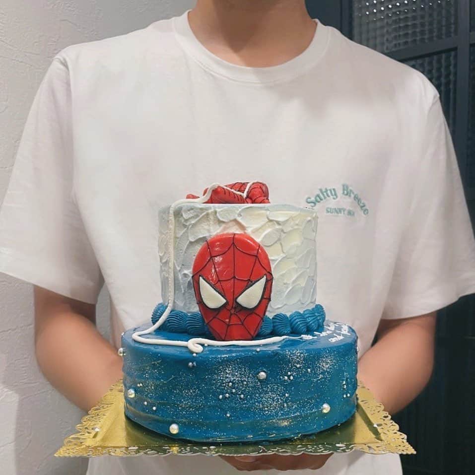 増田良のインスタグラム：「妻と出会って3年記念日！ 1ヶ月も前からケーキをフルオーダーしてくれてたみたいで、サプライズ祝いをしてくれました😭🎂このケーキは流石にテンション上がった！！笑  これからもよろしくお願いします😊 #anniversarycake  #spidermancake」