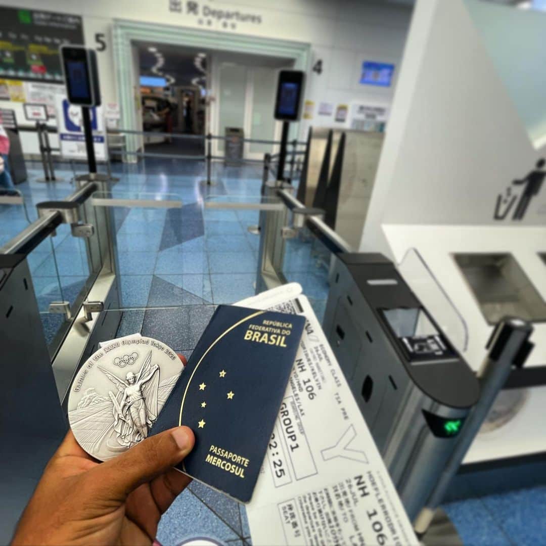 ケビン・ホーフラーのインスタグラム：「Chegou a Hora de Partir  Difícil de Dizer mas…  Até Logo TÓQUIO 🇯🇵   Obrigado 🇧🇷  ARIGATO 🎌  #ObrigadoBrasil #ObrigadoSkate」