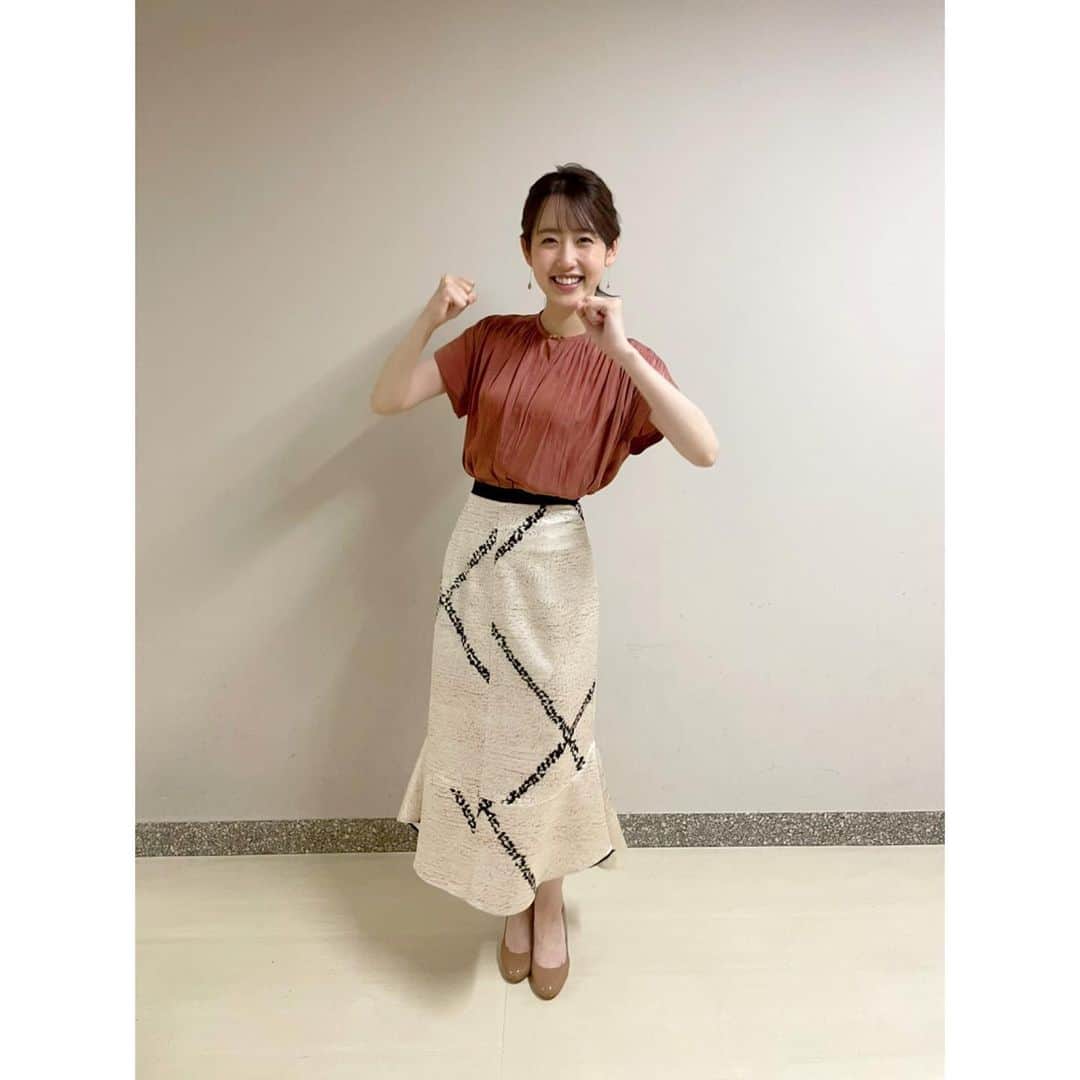 河村綾奈のインスタグラム：「早くも衣装に秋のエッセンスを感じました。 動画は、先程ストーリーにあげたワンピースを撮ってもらった時の、伊東アナによる小さなイタズラ…。笑  明日も18時15分〜『イマナマ！』です。 よろしくお願いします🌷」
