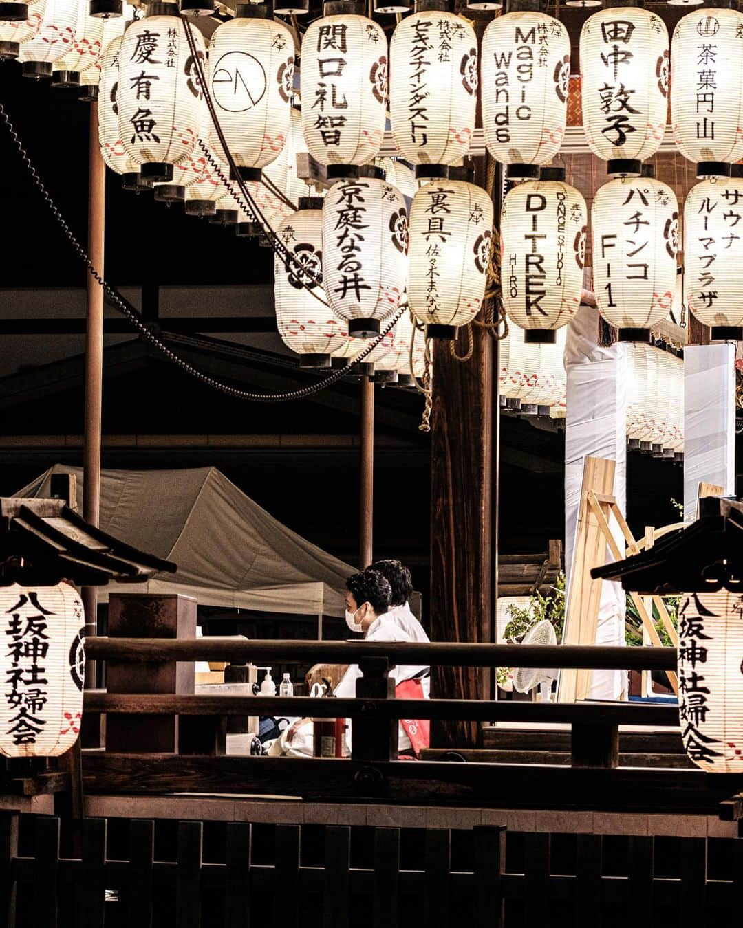 SHOCK EYEさんのインスタグラム写真 - (SHOCK EYEInstagram)「869年、 都に疫病が流行したため、神泉苑に祇園社（八坂神社）の神輿を送り、その疫病を取り除くために始まったといわれている京都祇園祭。  夏の風物詩である祇園祭、 今年も去年に続き、コロナ禍により規模を縮小して、行われたそう。  先日、 祭りの匂いを残す夜の八坂神社を訪れたんだけど、人の少ない夜の祇園は、 とても静かで、艶やかにライトアップされた神輿や社殿、無数の提灯がとても美しかったよ。  普段では感じれない風情。  コロナの一日も早い収束を願い、しっかりと手を合わせてきました。  人で溢れかえる賑やかな京都を夢見て🙏  山鉾みたかったなー。  Many lanterns illuminate the night.  Yasaka Shrine is a symbolic shrine of Kyoto.  I have been praying for the end of COVID-19 pandemic .🙏  #八坂神社 #京都 #祇園 #祇園祭 #神社 #疫病退散 #kyoto #kyotoprefecture #yasakashrine #gionfestival #gionmatsuri  #gion #shrine #japantravel #japantrip #fujifilm #gfx100s #xs10 #beautifuldestinations #discoverjapan #discoverearth #voyaged #awesome_photographers #IamATraveler #wonderful_places #japanphoto #japanphotography #japan_of_insta #livingonearth #theglobewanderer」7月26日 22時56分 - shockeye_official