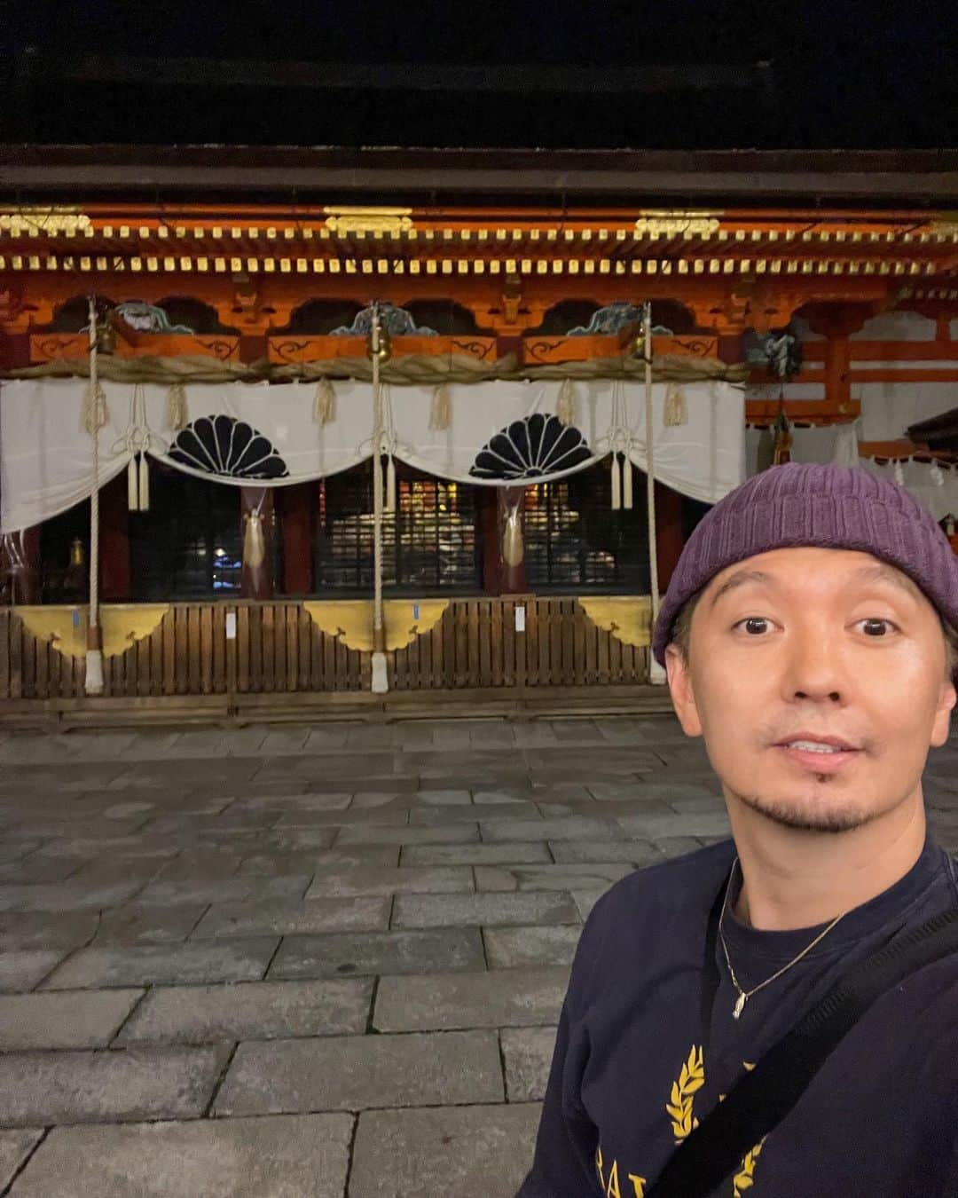 SHOCK EYEさんのインスタグラム写真 - (SHOCK EYEInstagram)「869年、 都に疫病が流行したため、神泉苑に祇園社（八坂神社）の神輿を送り、その疫病を取り除くために始まったといわれている京都祇園祭。  夏の風物詩である祇園祭、 今年も去年に続き、コロナ禍により規模を縮小して、行われたそう。  先日、 祭りの匂いを残す夜の八坂神社を訪れたんだけど、人の少ない夜の祇園は、 とても静かで、艶やかにライトアップされた神輿や社殿、無数の提灯がとても美しかったよ。  普段では感じれない風情。  コロナの一日も早い収束を願い、しっかりと手を合わせてきました。  人で溢れかえる賑やかな京都を夢見て🙏  山鉾みたかったなー。  Many lanterns illuminate the night.  Yasaka Shrine is a symbolic shrine of Kyoto.  I have been praying for the end of COVID-19 pandemic .🙏  #八坂神社 #京都 #祇園 #祇園祭 #神社 #疫病退散 #kyoto #kyotoprefecture #yasakashrine #gionfestival #gionmatsuri  #gion #shrine #japantravel #japantrip #fujifilm #gfx100s #xs10 #beautifuldestinations #discoverjapan #discoverearth #voyaged #awesome_photographers #IamATraveler #wonderful_places #japanphoto #japanphotography #japan_of_insta #livingonearth #theglobewanderer」7月26日 22時56分 - shockeye_official