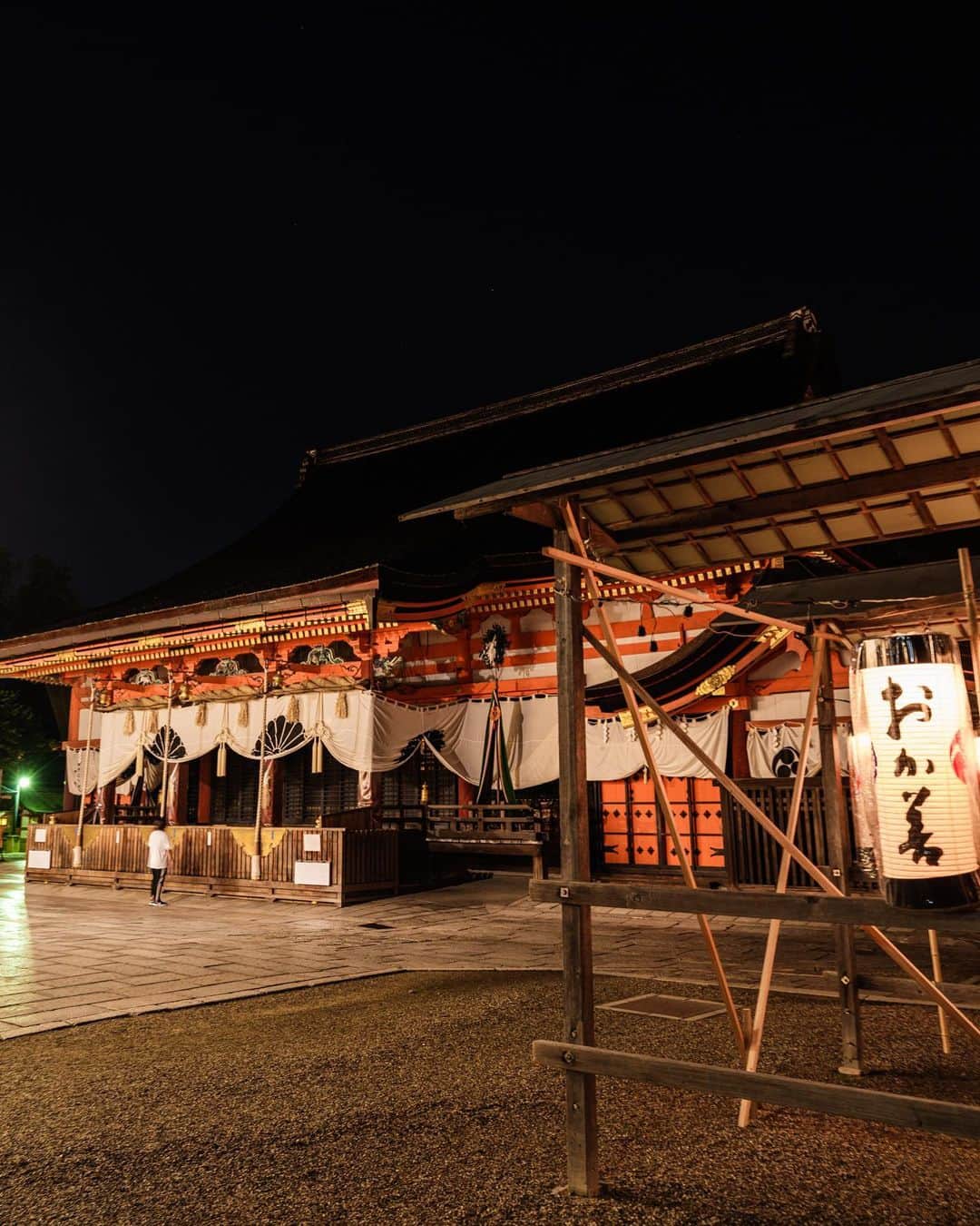 SHOCK EYEさんのインスタグラム写真 - (SHOCK EYEInstagram)「869年、 都に疫病が流行したため、神泉苑に祇園社（八坂神社）の神輿を送り、その疫病を取り除くために始まったといわれている京都祇園祭。  夏の風物詩である祇園祭、 今年も去年に続き、コロナ禍により規模を縮小して、行われたそう。  先日、 祭りの匂いを残す夜の八坂神社を訪れたんだけど、人の少ない夜の祇園は、 とても静かで、艶やかにライトアップされた神輿や社殿、無数の提灯がとても美しかったよ。  普段では感じれない風情。  コロナの一日も早い収束を願い、しっかりと手を合わせてきました。  人で溢れかえる賑やかな京都を夢見て🙏  山鉾みたかったなー。  Many lanterns illuminate the night.  Yasaka Shrine is a symbolic shrine of Kyoto.  I have been praying for the end of COVID-19 pandemic .🙏  #八坂神社 #京都 #祇園 #祇園祭 #神社 #疫病退散 #kyoto #kyotoprefecture #yasakashrine #gionfestival #gionmatsuri  #gion #shrine #japantravel #japantrip #fujifilm #gfx100s #xs10 #beautifuldestinations #discoverjapan #discoverearth #voyaged #awesome_photographers #IamATraveler #wonderful_places #japanphoto #japanphotography #japan_of_insta #livingonearth #theglobewanderer」7月26日 22時56分 - shockeye_official