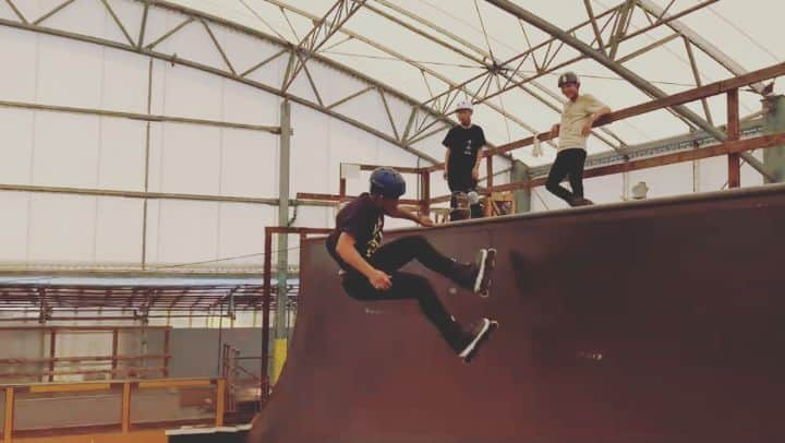 安床エイトのインスタグラム：「Alleyoop 720 Flat Spin. Im trying to stop for a moment in the air before I start spinning.. You will see.   #eitoyasutoko #720 #spin #trick #vert #halfpipe #inlibeskate #signature #stop #still #keeprolling #alleywoop #skate #xgames #games #yasutokobrothers」