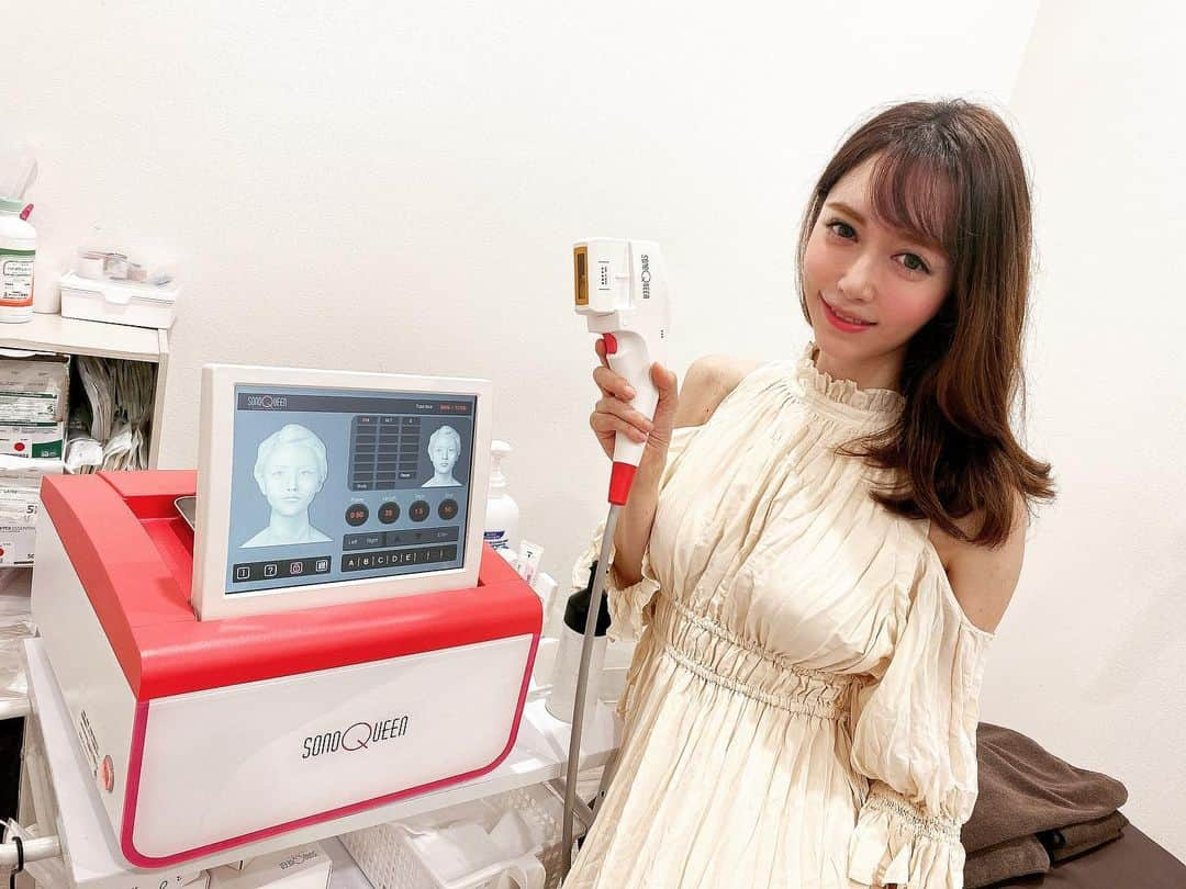 大矢真夕のインスタグラム：「こんばんは🌞 .  . .  画像は、東京中央美容外科渋谷西口院さんで . ソノクイーン(HIFU)を受けた時の機械との2ショット💡 . . .  2枚目の施術中動画の様に頬全体にしっかりと当てていく感じで、2週間経って今も輪郭が引き締まっているのを感じます😊 . . . . . 河野文ドクター @tcbkono  . .  東京中央美容外科渋谷西口院 @tcb_shibuyanishiguchi . . . . . .  #リフトアップならTCB東京中央美容外科 #pr #渋谷西口 #ソノクイーン #ハイフ #hifu #TCB #渋谷 #河野文 #東京中央美容外科 #東京中央美容外科渋谷西口院 #東京中央美容外科渋谷院 #美容外科 #リフトアップ #美容整形ならtcb東京中央美容外科」