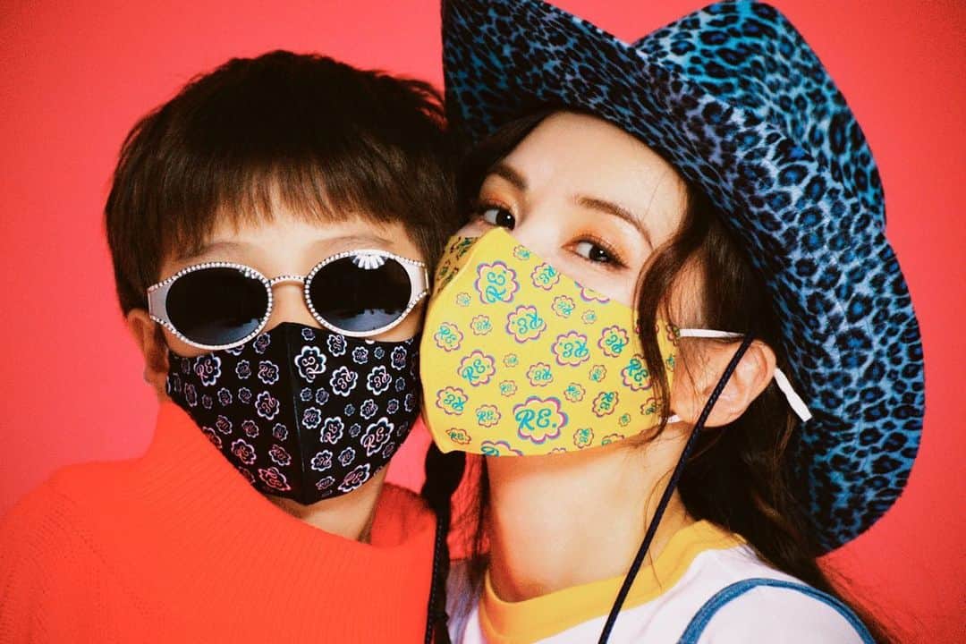 仲里依紗のインスタグラム：「あゆに憧れて小学生の時ウエスタンハットを日常的に被ってたのが懐かしくってRE.で作ったの〜🌺🐆❤️‍🔥3色作りました❣️❣️❣️🤠9月5日(日)発売だよ💙 . マスクは8月1日(日)発売✨ キッズサイズもあるから 親子でおそろっちしてみてね😷✨ @re._oyoufukuyasan_」