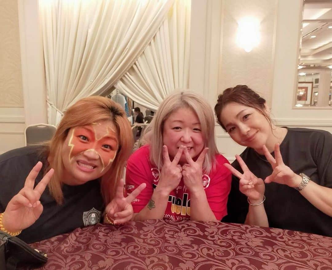 井上貴子のインスタグラム：「ジャガーさんの 還暦パーティーでの試合。  控え室の雰囲気はとても良く リラックスしながらも  久々の病み上がりの試合なので 緊張感もありながら  この日は 昔の全女を思い出さずにはいられない 控え室となりました。  試合が始まれば 懐かしかった技をもらえた喜び。 アジャ様のボディアタックは 当たり前のように痛いは痛いけど。  久々過ぎて泣きそうになりました。 もちろん嬉しくて。  そして全女でしか味わえない なんとも言えない「間」  コレは 全女の人みんな思ってるのかは 知りません。  でも全女以外の人や 全女を知らない若い子などと 対戦していると  どっちが良いとか悪いとかではなく。  全女の「間」があるのです。  それを感じた時は どんなに 激しく長い闘いだったとしても 疲れないのです。  おかげで翌日はかなり身体痛いし 疲労感MAXですが（笑）  この闘いの様子を なんと！なんと！  ブル中野さんが実況してくださって  しかもーーーー！！  YouTubeにあげてくださっています。  ぜひ中野さんのYouTube 「ブルちゃんねる」をご覧ください。  アタシもさっき観ました。 そしたらコチラのチーム3人に 渡辺智子選手がボディプレスするのが あったんだけども  なんと！ジャガーさんが たぶんアタシのアバラを気遣って 庇ってくださってましたー。  なんか愛を感じました。 ジャガーさん^ ^ 愛をありがとうございます。  Happyで^ ^  プロフィール画面に記載のURLより 通販サイト「神取屋」に飛べます^ ^  コロナ禍に携わる全てのお仕事の皆様。 心から感謝しています。 引き続き油断せずお気をつけてお過ごし下さいませ。 #井上貴子  #LLPWX #女子プロレス #紅緒と柊音 #トイプードル #ジャガー横田 #還暦 #全女 #全女の間 #ブルちゃんねる #www.instagram.com/llpwxofficial #llpwxインスタあります #LLPWXYouTube再開です #チャンネル登録お願い致します #カンドリーチキンカレー売れてます #神取テレビチャンネル登録お願いします #LLPWX通販サイト神取屋 #TikTokはじめてみた #Twitterも見てね #感謝 #STOPCOVID19」