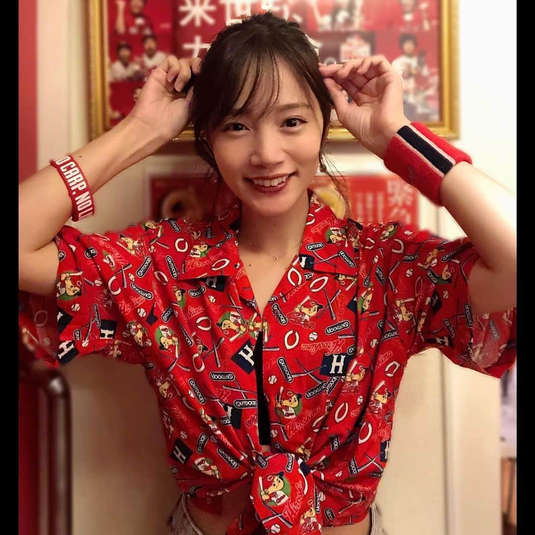 古田ちさこさんのインスタグラム写真 - (古田ちさこInstagram)「カープアロハ🌺🌴♥️  野球ファンじゃない人からも 『そんなのあるんだね！』って褒められる😉  @outdoorproducts_jp コラボ！ 裏地が共布のボディバッグもある！ セットで選んでそちらもお気に入り✨  @jsports_official のオンラインストアで購入したよ📱★  #outdoorproducts#アウトドアプロダクツ #カープコラボ#カープグッズ#カープアロハ#hiroshima  #カープ観戦#カープ観戦会#カープファンと繋がりたい #カープファン#カープ女子#野球観戦#野球観戦⚾️#広島カープ#広島東洋カープ#カープ#carp#関東カープファン#野球好き女子#プロ野球#プロ野球観戦#棒球#廣島」7月27日 10時28分 - chisakofuruta