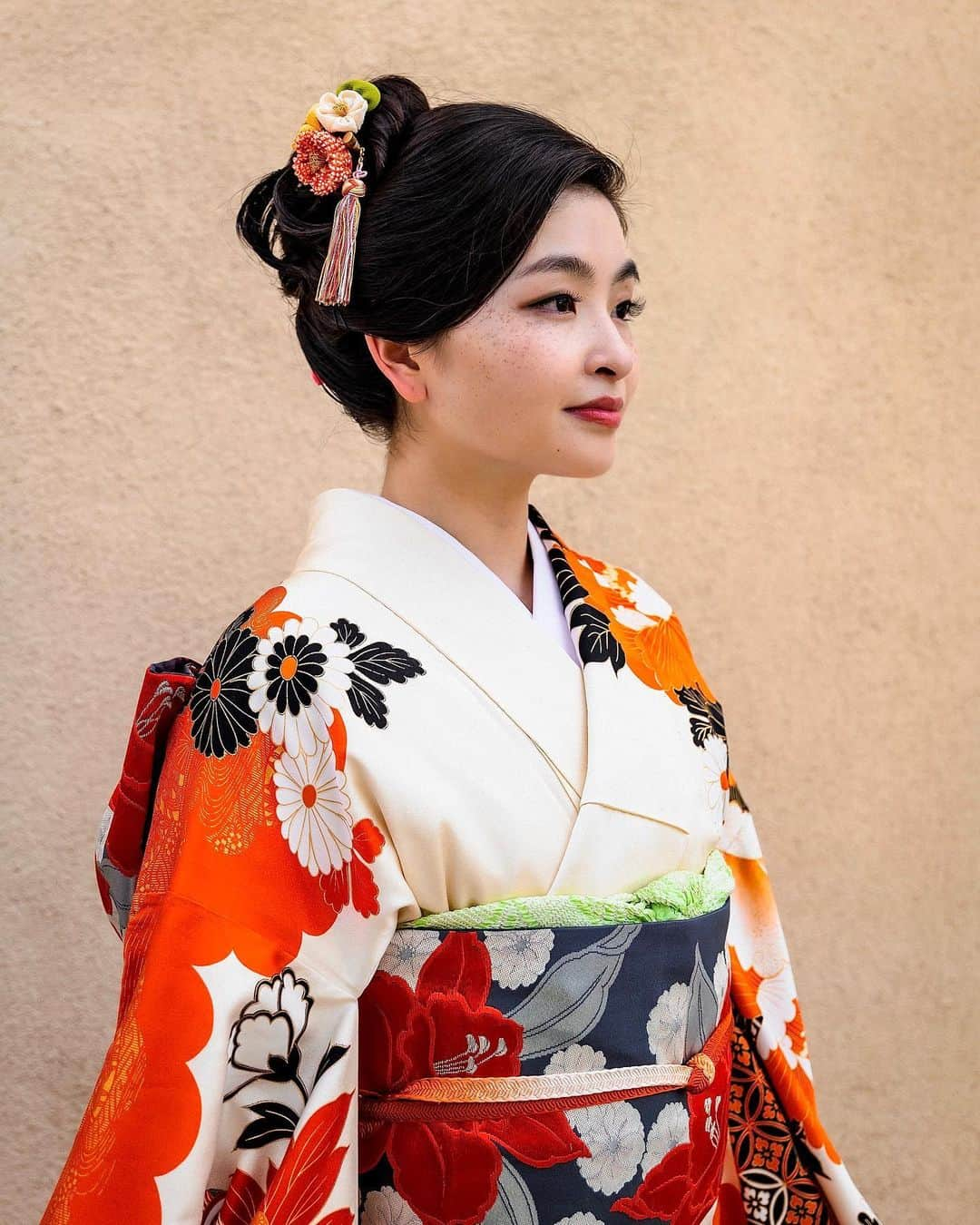 マイア・シブタニさんのインスタグラム写真 - (マイア・シブタニInstagram)「Wore a furisode (振袖) for the first time. 👘  Many thanks to my dear friend, Miyako Tachibana (Fujima Kansuzu of Fujima Kansuma Dance School), and all of the women who helped create this memorable experience.  Hair: Yuki Katatani Gueron (@dujaponhairclub) Additional Assistance: Yachiyo Kato (Fujima Kanichiwaka) and Ann Yoshihara (Fujima Kansumi) Photography by: @alexshibutani」7月27日 9時17分 - maiashibutani