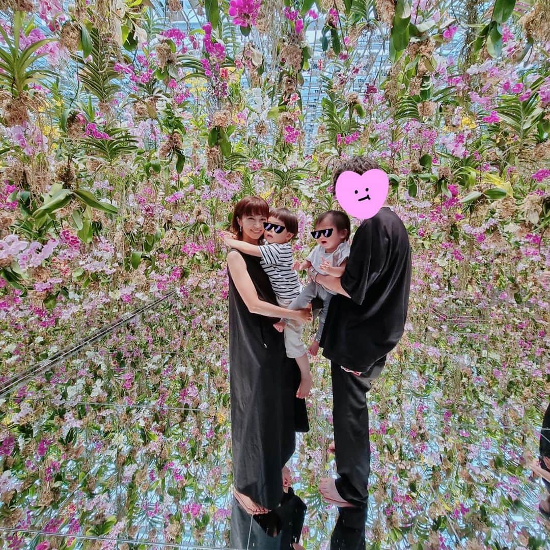 安田美沙子さんのインスタグラム写真 - (安田美沙子Instagram)「先日家族で、豊洲のチームラボの内覧会にお邪魔してきました🤍  生花の世界が美しすぎて。。 いい香りもして癒された❤️ 手をかざすと、お花が上に上がって空間ができる。 息子は魔法使いのように、手をかざしてました。笑  そして、ズボンを脱いでバシャバシャ水の中に浮かぶお花や、魚を追いかける☺️✨  大はしゃぎでした！ 何かアートの感覚を学んでくれていたら嬉しい。  家族の写真もあんまりないので、もう年賀状だね！と話してました。笑  あーまたいきたい❤️  @teamlab @teamlab.planets」7月27日 9時54分 - yasuda_misako