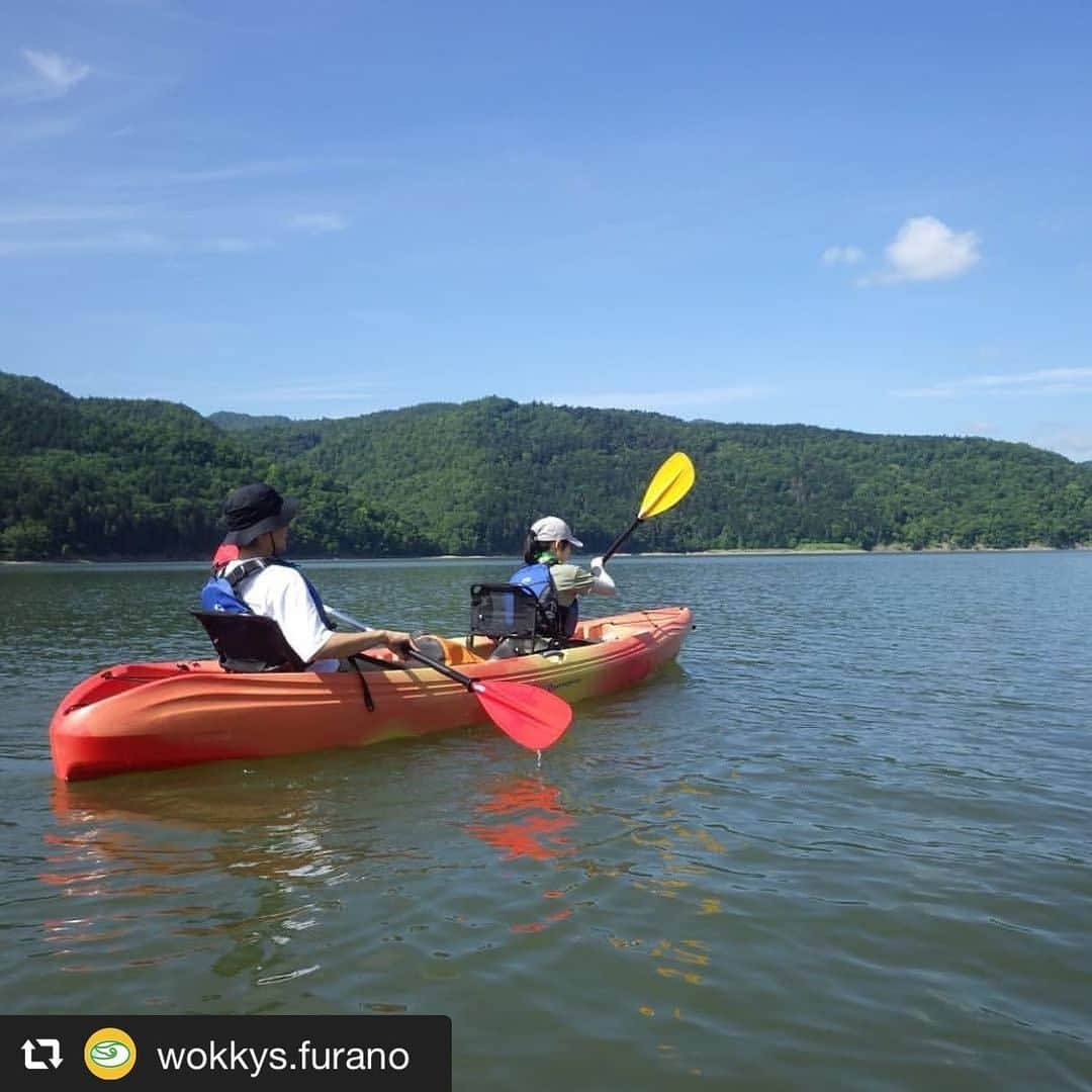 旅して体験！北海道のインスタグラム：「✽ ▶︎Photo by  ウッキーズ(@wokkys.furano) 様  --------------------  富良野！ 32℃！ あづい！  水の上は涼しい……けど 水の中はもっと涼しい このまま泳いで帰りま～す♪  夏はやっぱり水遊び 思いっきり楽しもう♪♪  http://www.wokkys.jp/  --------------------  #HOKKAIDOLOVE #旅して体験北海道 #北海道 #repost #富良野 #カヌー  #ウッキーズ #アウトドア #hokkaido #夏休み」