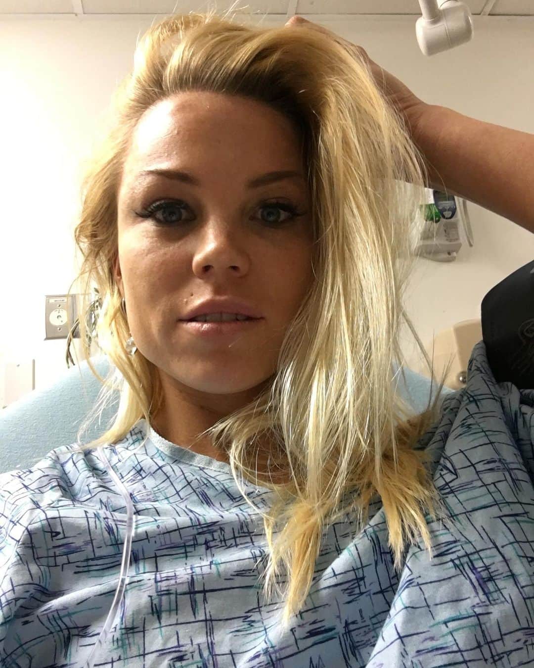 Lauren Drain Kaganさんのインスタグラム写真 - (Lauren Drain KaganInstagram)「🤢Graphic Warning!🤯 Insecurities highlighted. Growing up I had birthmarks on my belly, in fact I have many many birthmarks all over but these stood out to me the most. Once I got into modeling and showing my abs more and more as part of the fitness brand people started to troll online and make fun of them. Some photographers would edit them out, others just a few and some would leave them be. It didn’t really bother me all that much until I found out some of the cells came back abnormal & pre-cancerous. I had to have them all removed plus one large one on my lower back. Unfortunately for me the first time it was done left me with really really bad scars that only highlighted my imperfections. The scars were ugly, raised and for almost 2 years I had to deal with them on the daily. Every so often someone would comment about them, ask about them, accuse me of editing them out in photos but not videos or just be mean. This only made me further insecure about them. Finally about 3 years ago I had the scars cut out yet again with a better technique and they healed much better. However, to this day I still have scars. There is nothing I can do about it other than accept my imperfections. I’ve learned to live and love my flaws for what they are… just flaws like anyone else’s. I wanted to share this with you so you know that NONE of us are perfect in our own eyes. We all have our own flaws. We all struggle with something, many things. I want you to know that self love and acceptance are the only way to happiness because unfortunately there will always be an Ahole out there saying this or that about any one of us. Don’t let them get to you! Empower one another, uplift, motivate and protect.」7月27日 10時15分 - laurendrainfit