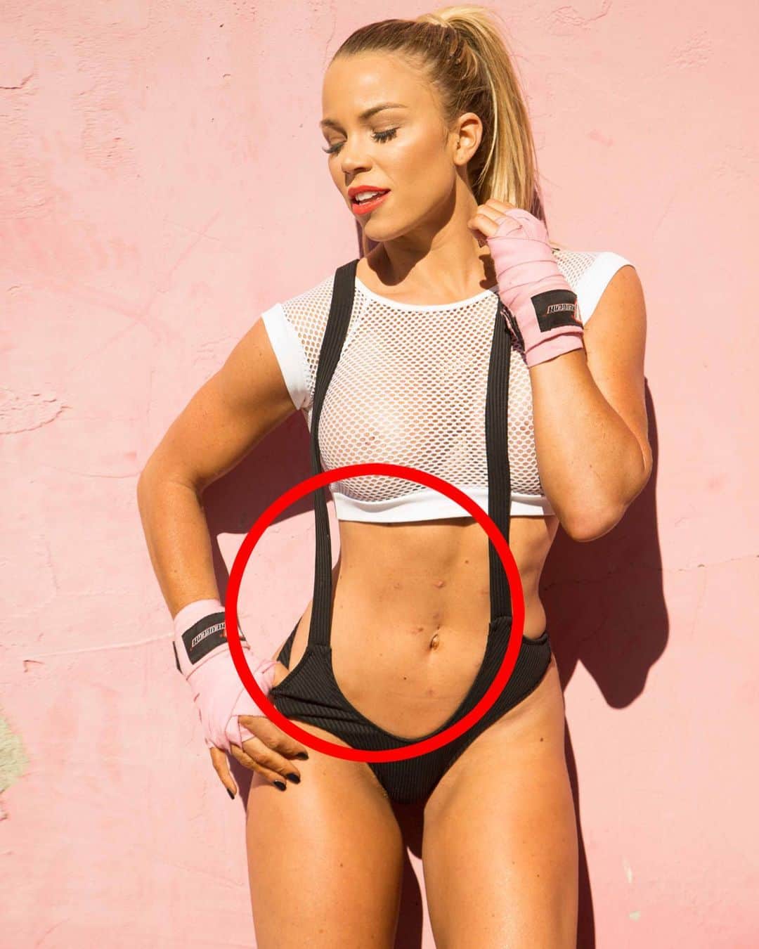 Lauren Drain Kaganのインスタグラム：「🤢Graphic Warning!🤯 Insecurities highlighted. Growing up I had birthmarks on my belly, in fact I have many many birthmarks all over but these stood out to me the most. Once I got into modeling and showing my abs more and more as part of the fitness brand people started to troll online and make fun of them. Some photographers would edit them out, others just a few and some would leave them be. It didn’t really bother me all that much until I found out some of the cells came back abnormal & pre-cancerous. I had to have them all removed plus one large one on my lower back. Unfortunately for me the first time it was done left me with really really bad scars that only highlighted my imperfections. The scars were ugly, raised and for almost 2 years I had to deal with them on the daily. Every so often someone would comment about them, ask about them, accuse me of editing them out in photos but not videos or just be mean. This only made me further insecure about them. Finally about 3 years ago I had the scars cut out yet again with a better technique and they healed much better. However, to this day I still have scars. There is nothing I can do about it other than accept my imperfections. I’ve learned to live and love my flaws for what they are… just flaws like anyone else’s. I wanted to share this with you so you know that NONE of us are perfect in our own eyes. We all have our own flaws. We all struggle with something, many things. I want you to know that self love and acceptance are the only way to happiness because unfortunately there will always be an Ahole out there saying this or that about any one of us. Don’t let them get to you! Empower one another, uplift, motivate and protect.」