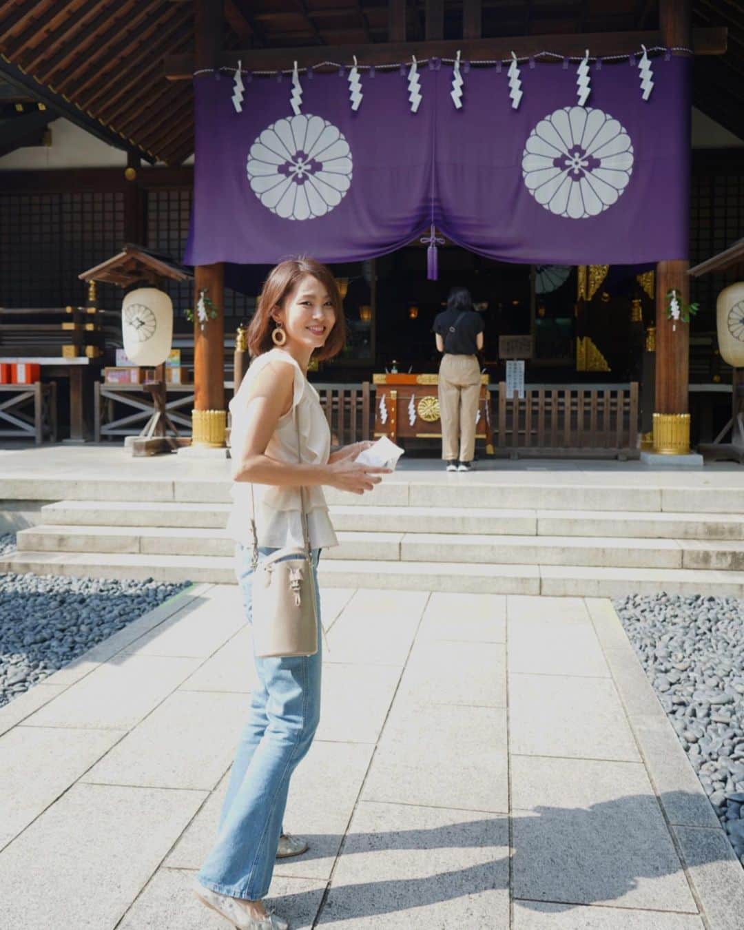 坂元美香さんのインスタグラム写真 - (坂元美香Instagram)「おはよー  日曜日、ドライブしてたら飯田橋で 一方通行の細い道に迷い込んでしまい たどり着いたのが東京大神宮でした。 初めて来ました。  これも何かのご縁かと思って寄ってみたのだけど 「東京のお伊勢さま」と呼ばれてて縁結びで有名な すごく人気な神社なんだってね。 ぜんぜん知らなかった😅  縁結び＝恋愛だけではないので 今後の仕事や人間関係などの良縁に ご利益があればと思いお参りしました😌🙏  普通のおみくじは吉。 「縁結び」のおみくじは大吉で 一人でご機嫌になってたのだけど 後から調べたらここのおみくじは 大吉が出やすいらしい…😅  おみくじは楽しくて引くだけで まったく信じない派だけど 良いことは頭の片隅に置いておく！  #東京大神宮 #飯田橋 #縁結び #ぜんぜん人いなかった」7月27日 6時08分 - mika_saka