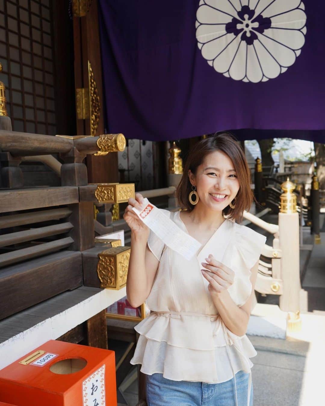坂元美香さんのインスタグラム写真 - (坂元美香Instagram)「おはよー  日曜日、ドライブしてたら飯田橋で 一方通行の細い道に迷い込んでしまい たどり着いたのが東京大神宮でした。 初めて来ました。  これも何かのご縁かと思って寄ってみたのだけど 「東京のお伊勢さま」と呼ばれてて縁結びで有名な すごく人気な神社なんだってね。 ぜんぜん知らなかった😅  縁結び＝恋愛だけではないので 今後の仕事や人間関係などの良縁に ご利益があればと思いお参りしました😌🙏  普通のおみくじは吉。 「縁結び」のおみくじは大吉で 一人でご機嫌になってたのだけど 後から調べたらここのおみくじは 大吉が出やすいらしい…😅  おみくじは楽しくて引くだけで まったく信じない派だけど 良いことは頭の片隅に置いておく！  #東京大神宮 #飯田橋 #縁結び #ぜんぜん人いなかった」7月27日 6時08分 - mika_saka
