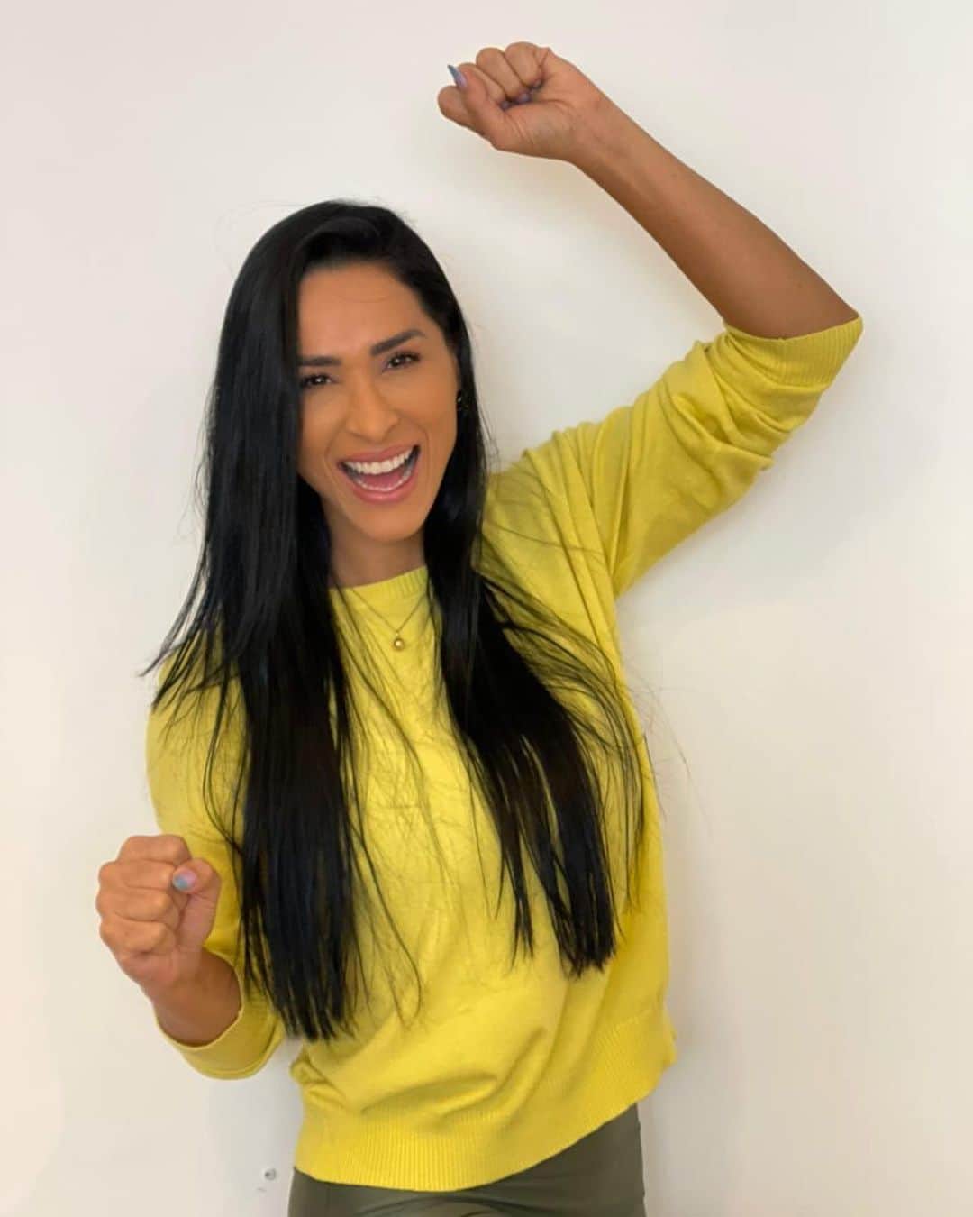 ジャケリネ・カルバリョのインスタグラム：「Amores, as Olimpíadas de Tóquio começaram!! E eu tô como? Na emoção e na torcida aqui! Por isso, estou passando para contar uma super novidade!   O @aliexpressbr é um dos patrocinadores oficiais dos jogos de Tóquio 2020 e eles criaram uma ação muito bacana! A campanha #OneFlag, onde a gente manda uma foto e eles juntam para formar uma bandeira de apoio aos atletas.   Super incrível, né? Eu já mandei a minha foto e quero convidar vocês para enviar também!   Corre nos stories, arrasta pra cima e participe! #OneFlag #publicidade」