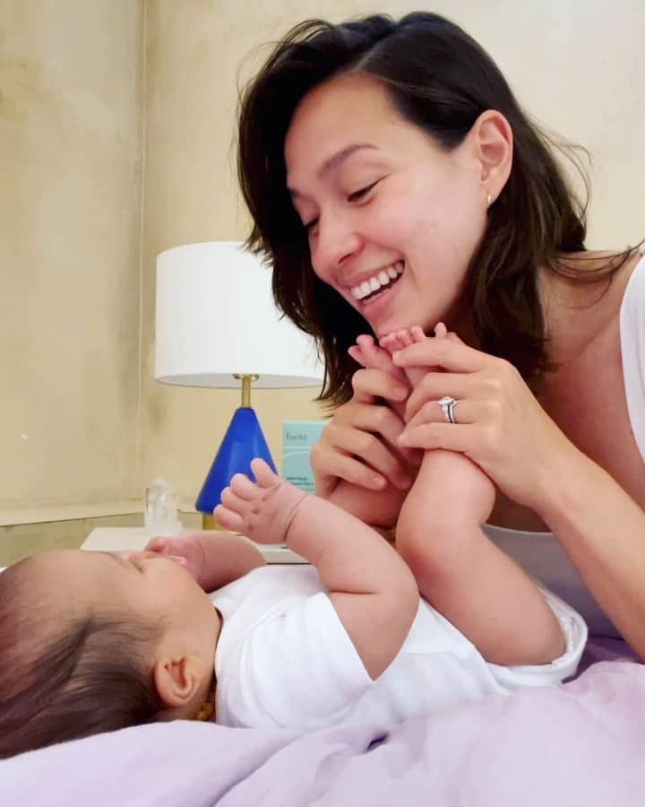 のインスタグラム：「Mommy and me moment 💞 I wasn’t one to take daily supplements until pregnancy. Of course, we need to start taking folate, adding additional nutrients at each stage, and then the pills start piling up. I love @perelelhealth because they bundle the exact nutrients you need at each stage of motherhood for you: from the TTC phase, each individual trimester, and into motherhood. @perelelhealth is created by moms and leading OBGYN’s - my fertility doctor Andy Huang is one of them. Now, I am taking the Mom Multi Support Pack which includes nutrients to support and rebuild postpartum. Hope you’ll try them! #perelelpartner」