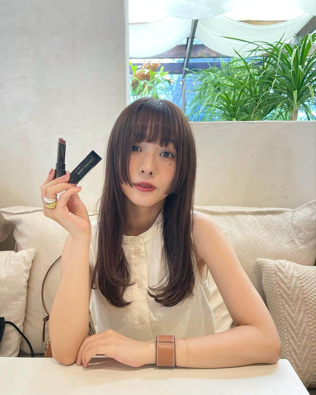 前田希美（まえのん）さんのインスタグラム写真 - (前田希美（まえのん）Instagram)「8月21日に新しく発売される コスメデコルテのリップ、ルージュデコルテを ひと足早くプレゼントして頂きました。  5つの質感で51色の豊富なラインナップ。 自分に合う1色が見つかるはず☺︎︎  のんが選んだのは　ベルベットの46番と グロウの26番。  特にベルベットの46番がお気に入り。 写真でも付けてます。  マスク生活でもリップは欠かせないのですが、 ルージュをしていると表情力が変わるから リップは重要だなって思います。  #ルージュデコルテ #コスメデコルテ #decorte #その唇は私を語る #decorte_pr @cosmedecortejp」8月25日 13時30分 - maeda_nozomi