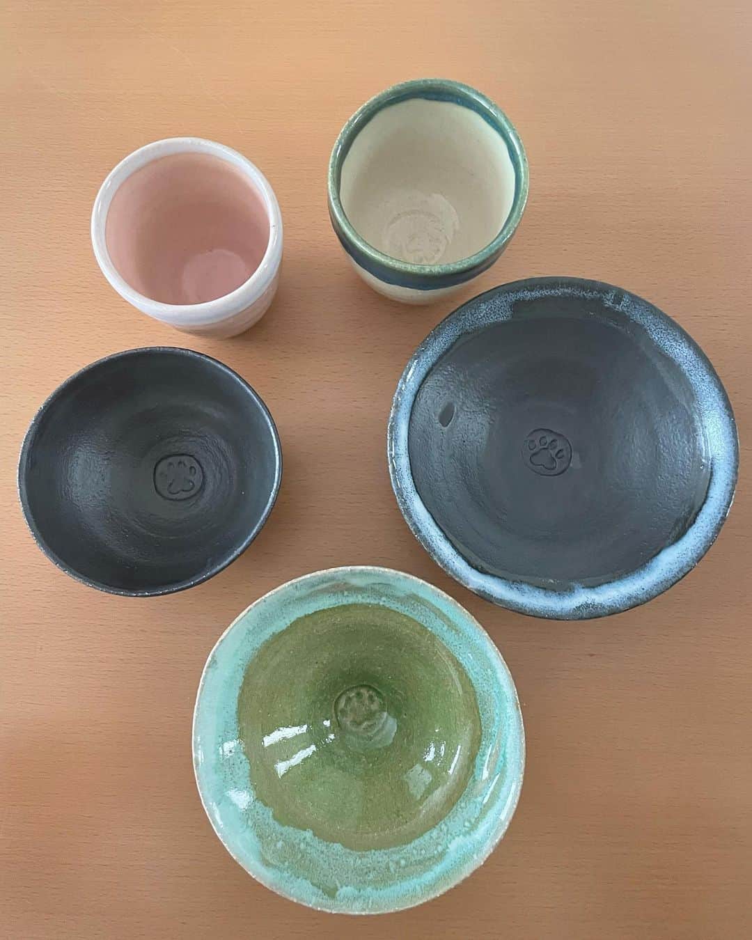 新鍋理沙のインスタグラム：「. Funto!企画での陶芸体験で作ったうつわたちが届きましたー👏✨ 色は先生にお任せでしたが、とっても素敵に仕上げていただきました🥺 お皿の真ん中には足あと🐶🐾♡ 形がちょーっとおかしいのは味があるということで、、、😂 大切に使いたいと思います🍚🥢🤍」