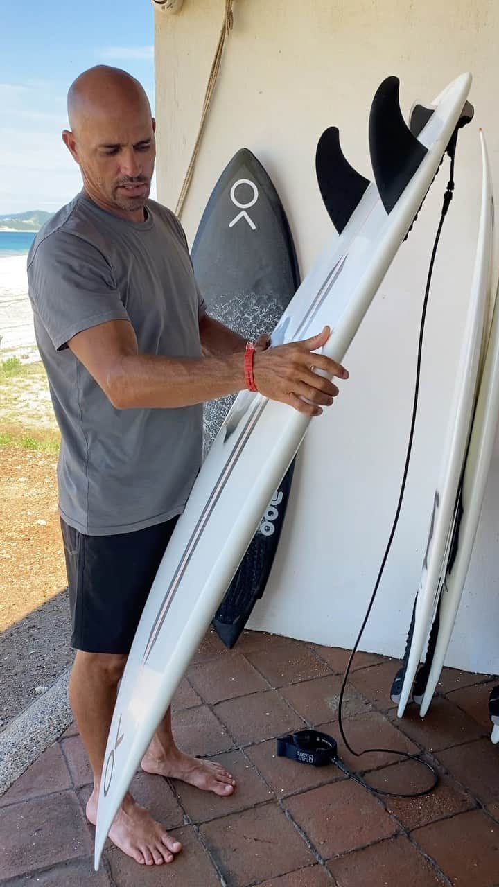 ケリー・スレーターのインスタグラム：「Here’s a rundown of my board(s) I took for Mexico event and also brought for fun/experimenting between heats. I confuse myself even in free surfs because I love trying different board designs and fin combinations (although I don’t go into fins in this clip). Always good to share design ideas so others can take a little here and there and add to their own repertoire. I think I’ll start doing some deep dives on specific boards and shapers I work with in the near future as I can never get enough in this arena and people ask me a lot about this stuff. Let me know which topics interest you guys for me to cover from shapes and designs, fins, technique, and even other surfers breakdowns. I might start a weekly breakdown. @firewiresurfboards @slaterdesigns @outerknown @travlee @dan__mann @mike1woo @akila_aipa. PS… thanks to @puntaconejoresort for a fun week cruising in your zone and to your staff for taking good care of us! 🎥 @kalanimiller」