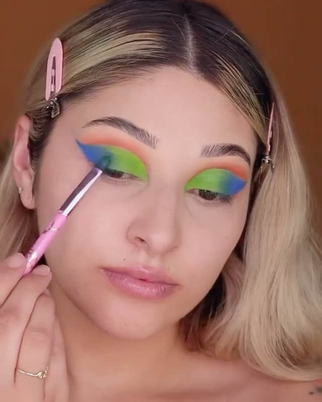 LiveGlamのインスタグラム：「@beccaluna_ bringing the 🔥 with this blue green glam 💙💚 using our #LiveGlam makeup brush for the eyes and wearing our “Island Thingz” lippie 💋 #LivesGlamFam」