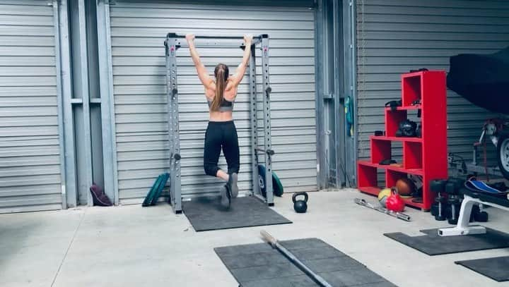 Tori Peetersのインスタグラム：「My favourite hangout spot this lockdown 🦥  The garage gym: A place where I get to make the decisions, take control and challenge myself!   What are you going to do to challenge yourself today??  #sportsfuelathlete #poweredbypics #javelinthrower #lifeinlockdown #challengeyourself #startyourdayright #stayhome #staysafe #newzealand #chinups #athomefitness #strongwomen #takecontrol #strengthtraining」