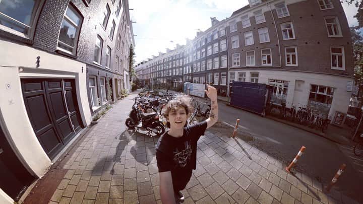 ジェイコブ・ザルトリウスのインスタグラム：「yooooo 🤘🏻dropping a new song “Hey, Hello, Goodbye” Sept. 1  (pre-savelink in bio)」